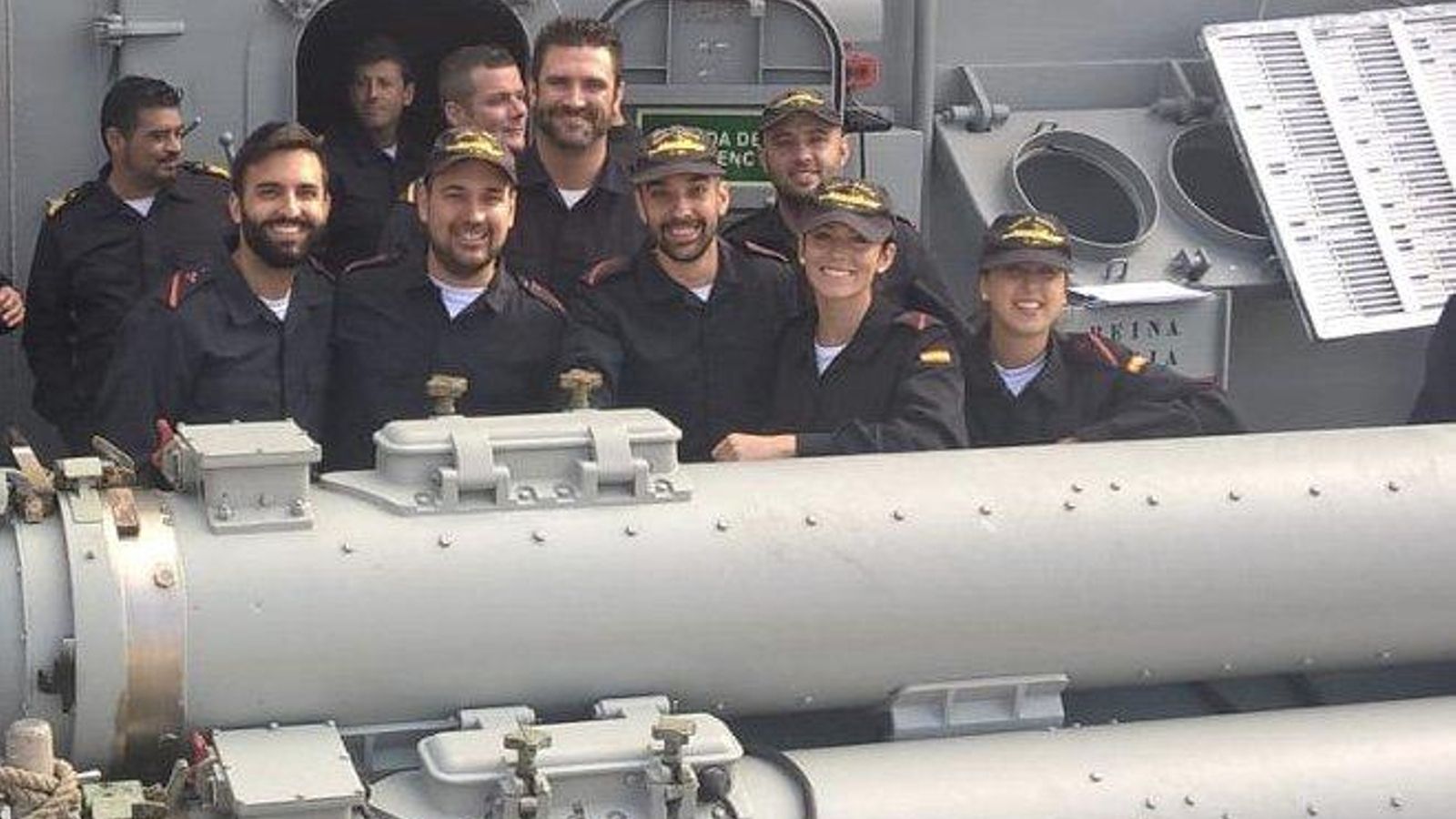 Miembros de la dotación de la 'Reina Sofía' compartida por la Armada en su Twitter.