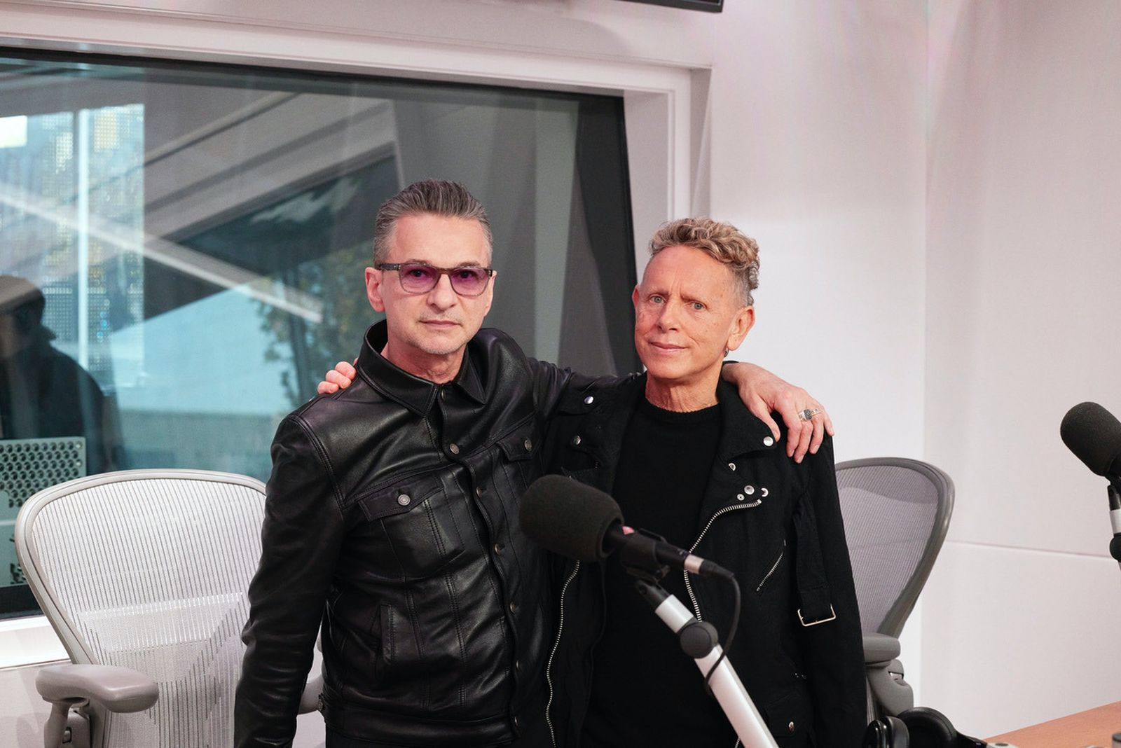 Dave Gahan y Martin Gore, los miembros de la mítica banda Depeche Mode, en el estudio de Apple Music 1.