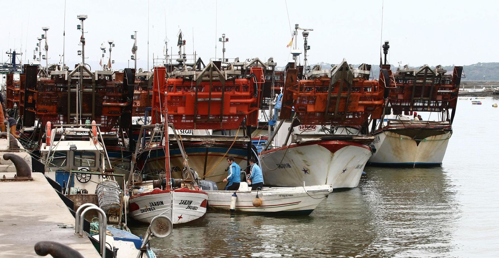 Dragas hidráulicas para la captura de la chirla amarradas a puerto.