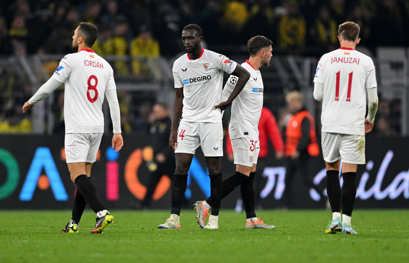 Nianzou, al finalizar el partido en Dortmund, donde se estrenó como goleador del Sevilla.