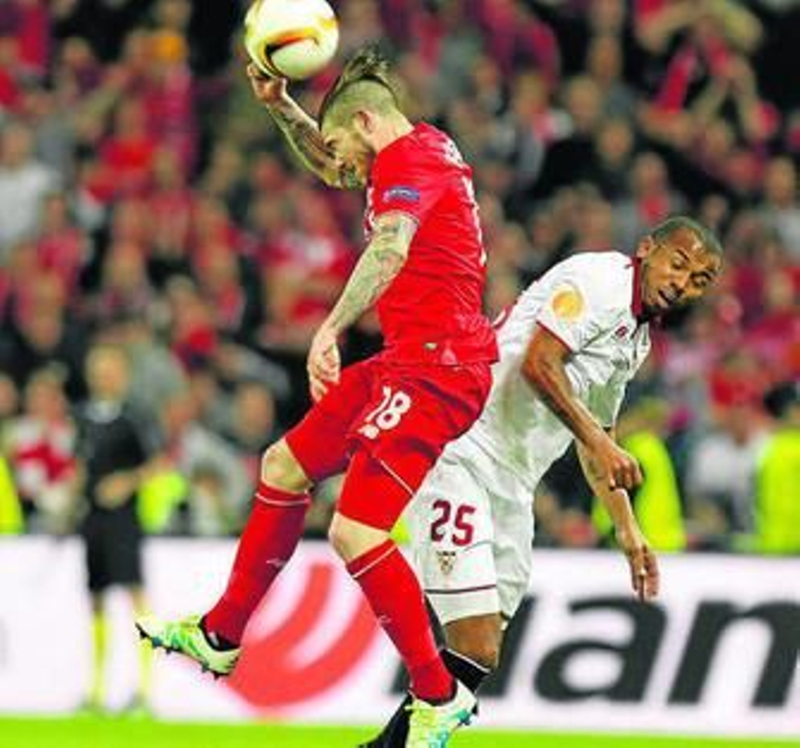 Alberto Moreno y Mariano, en un momento de la final de Basilea.