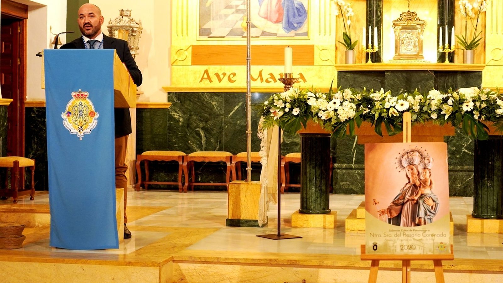 Blas Fuentes, junto al cartel elaborado con una de sus fotografías.