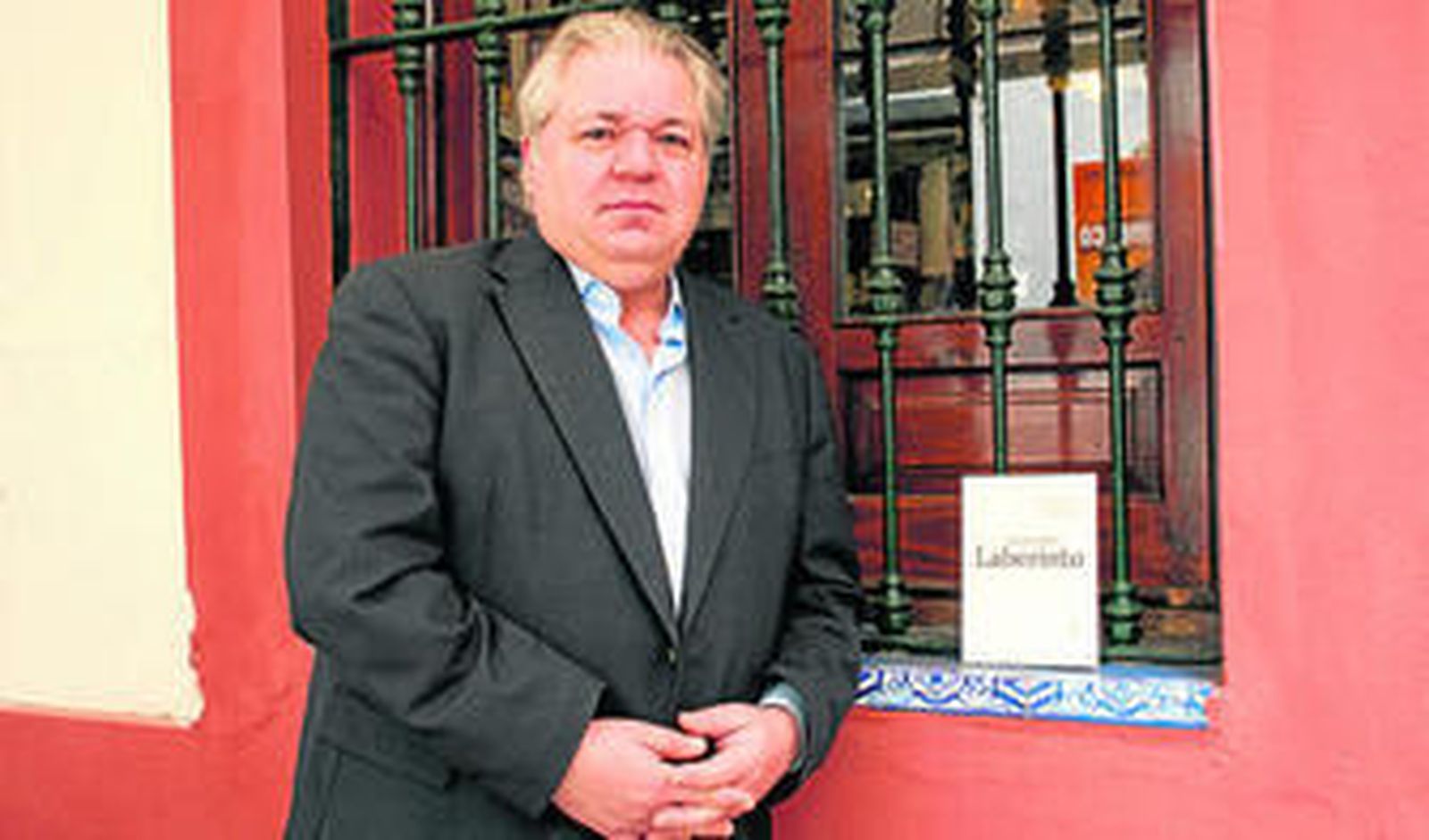 Juan Carlos Marset, retratado con un ejemplar de 'Laberinto', el pasado viernes en el barrio de Santa Cruz.