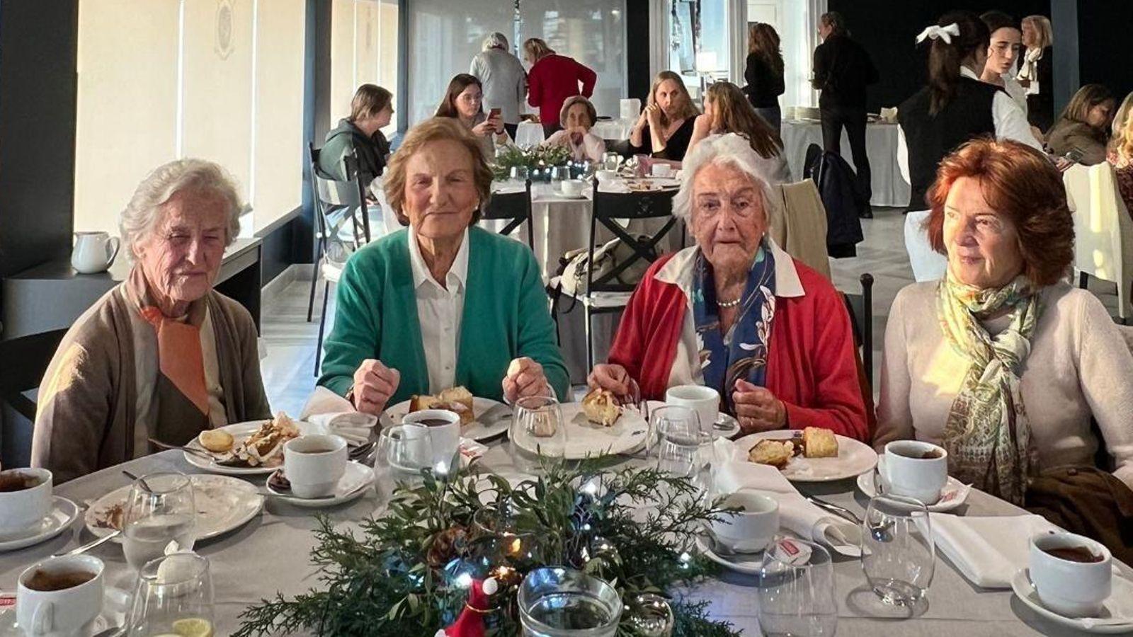 Las hermanas Luisa y Pilar Mateos con María José García de Velasco, entre otras, durante la merienda.
