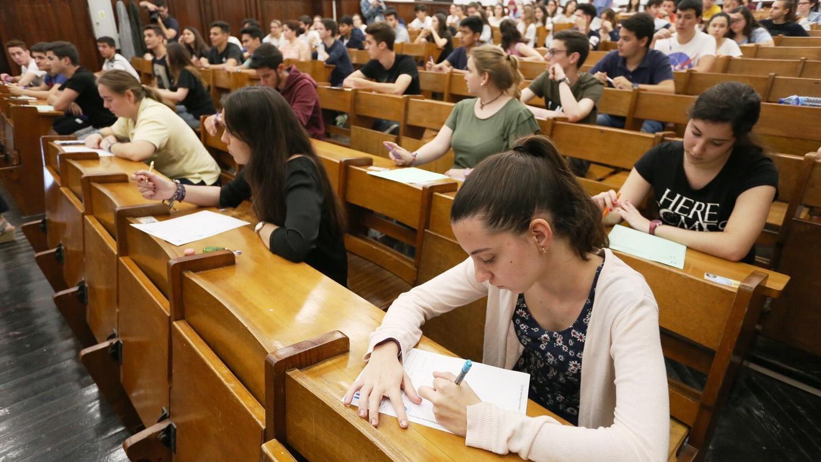 Estudiantes se examinan de la Selectividad en la convocatoria de junio.