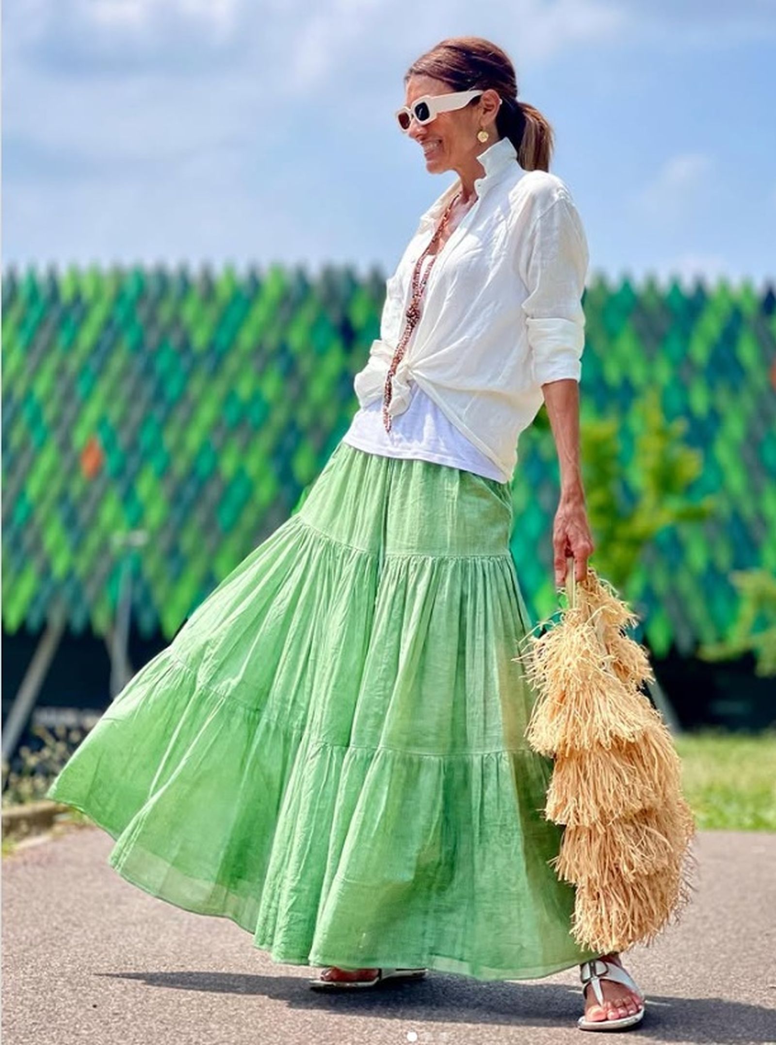 El combo estrella de las faldas de estilo boho es con una blusa blaca, generalmente, anudada a la cintura.