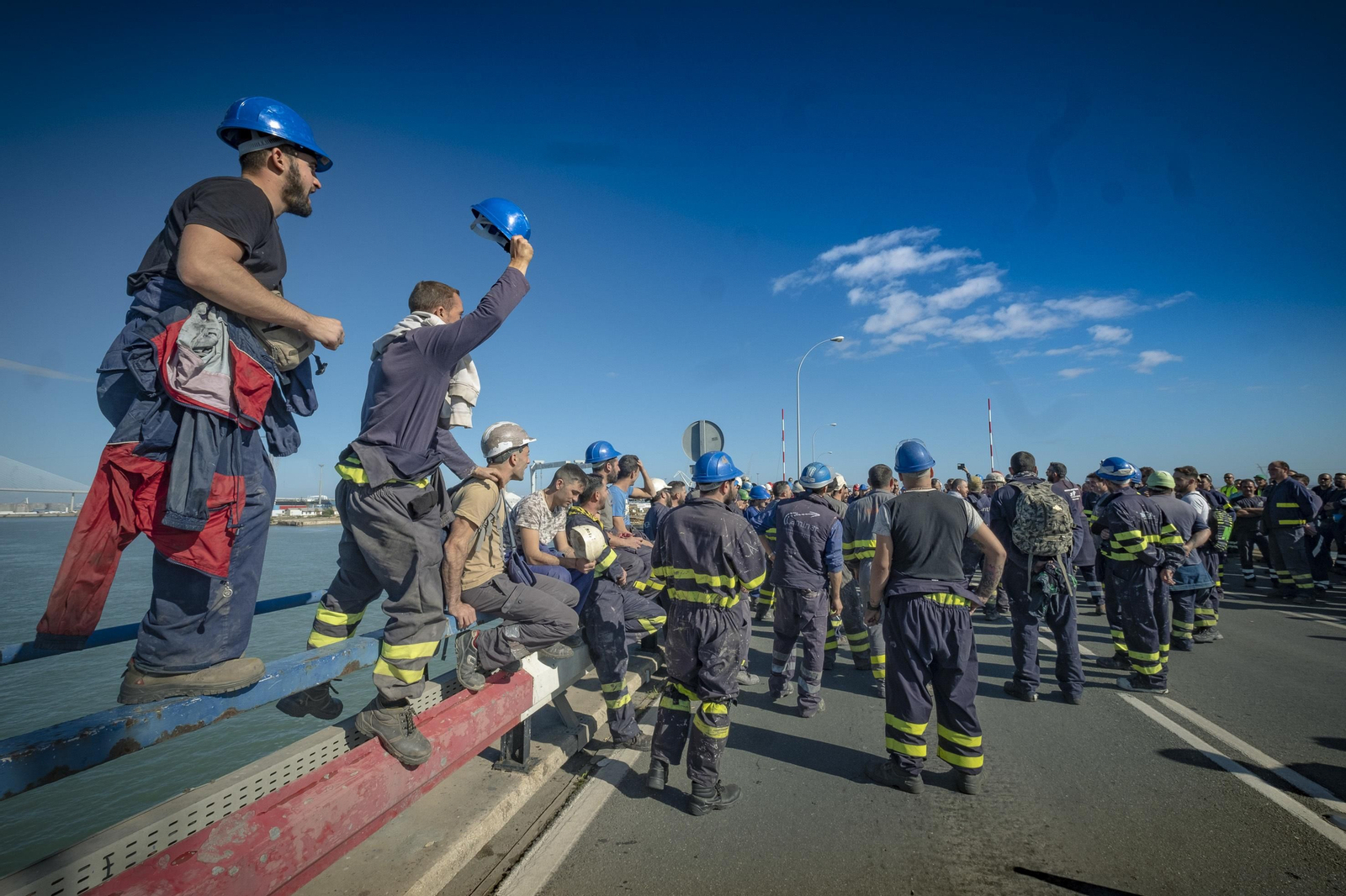 Imágenes de la protesta de las empresas auxiliares de Navantia Puerto Real en el Puente Carranza