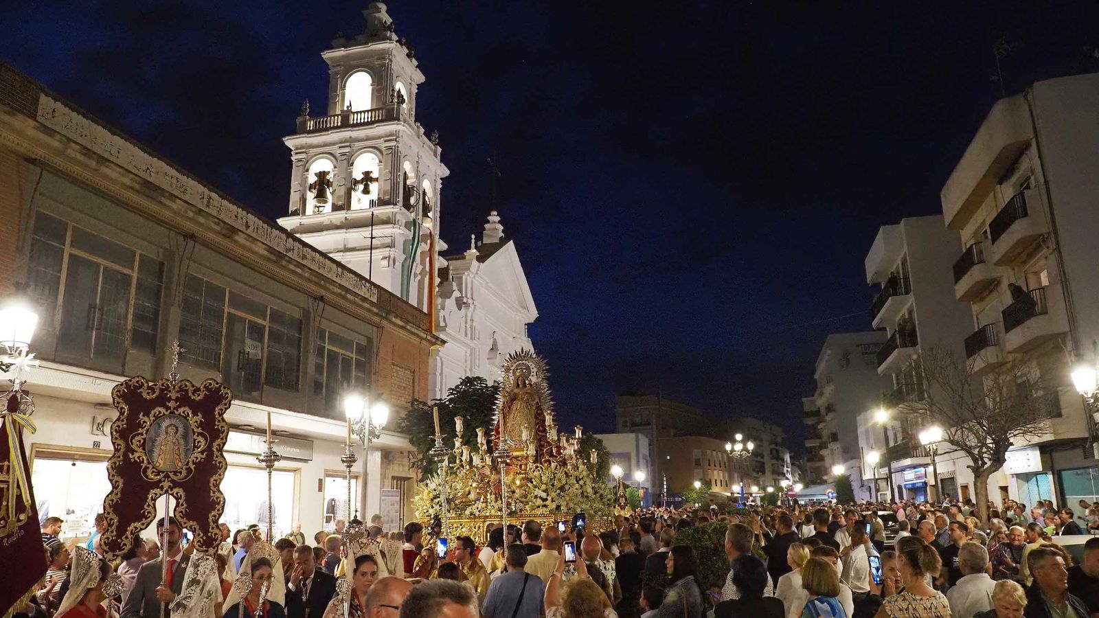 La Virgen del Rosario recorre la Gran Vía de Isla Cristina