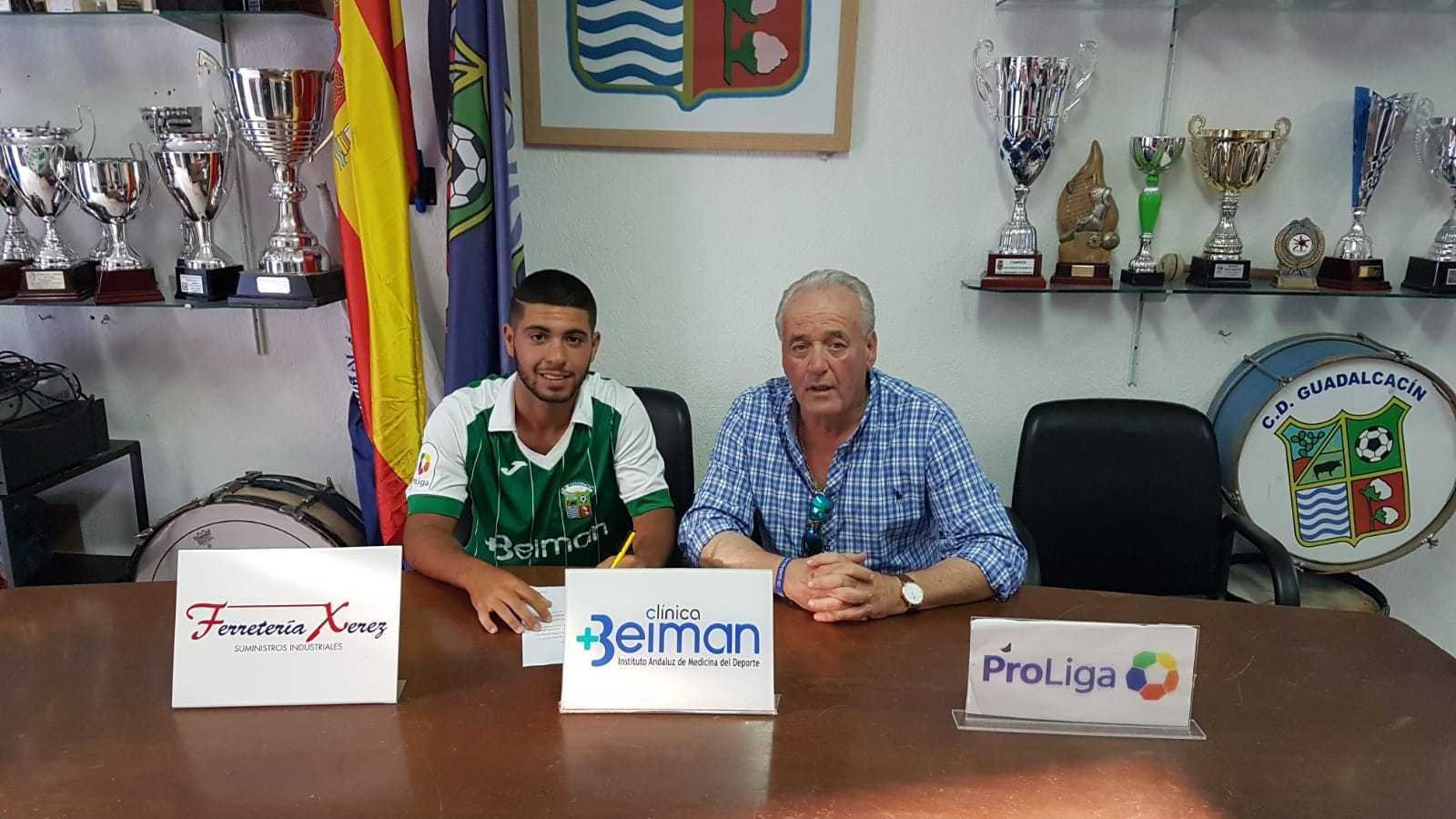 Fernando, firmando su ficha con el primer equipo junto al presidente, Manuel Jiménez.