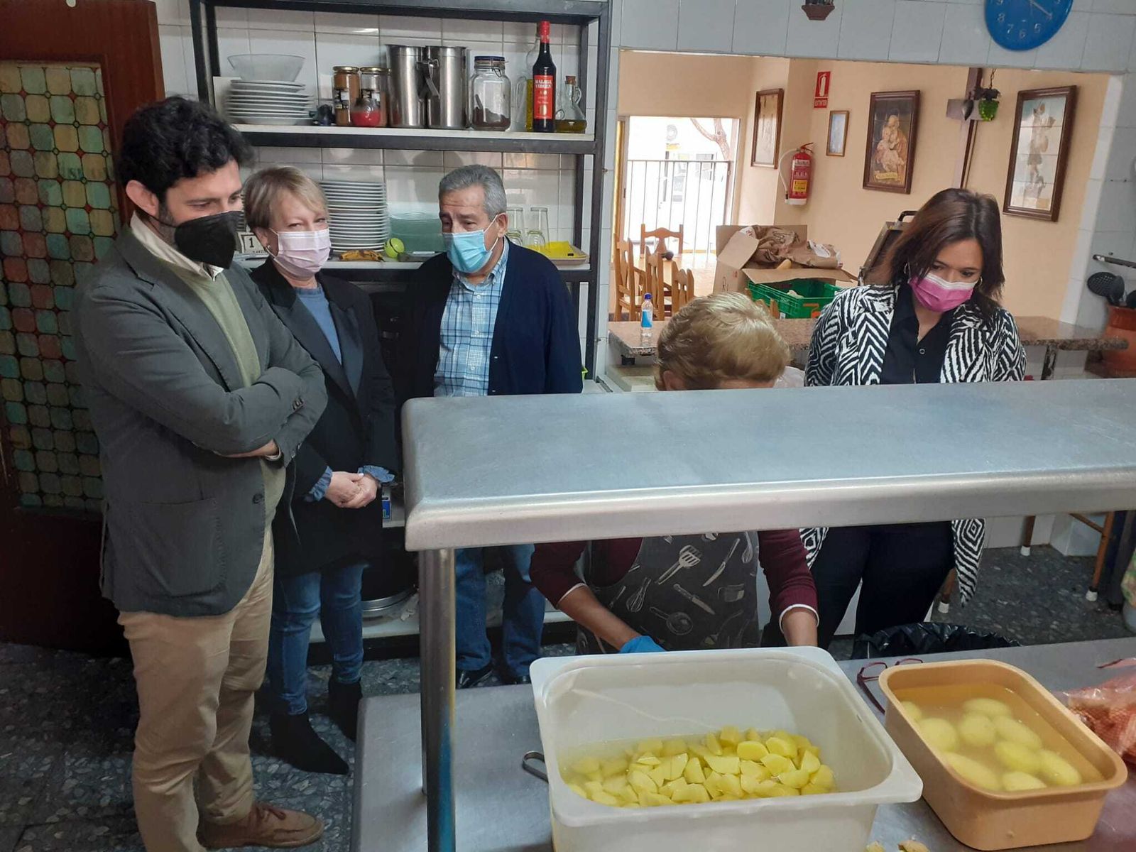 La visita institucional al comedor social Emaus de Torremolinos.