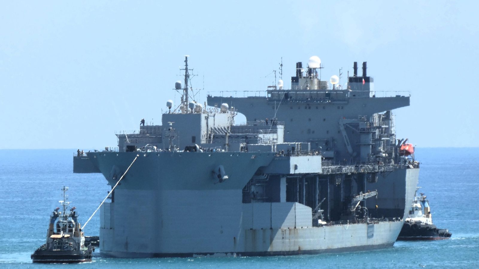 USS Hershel "Woody" Williams entrando por la bocana del puerto malagueño este lunes.