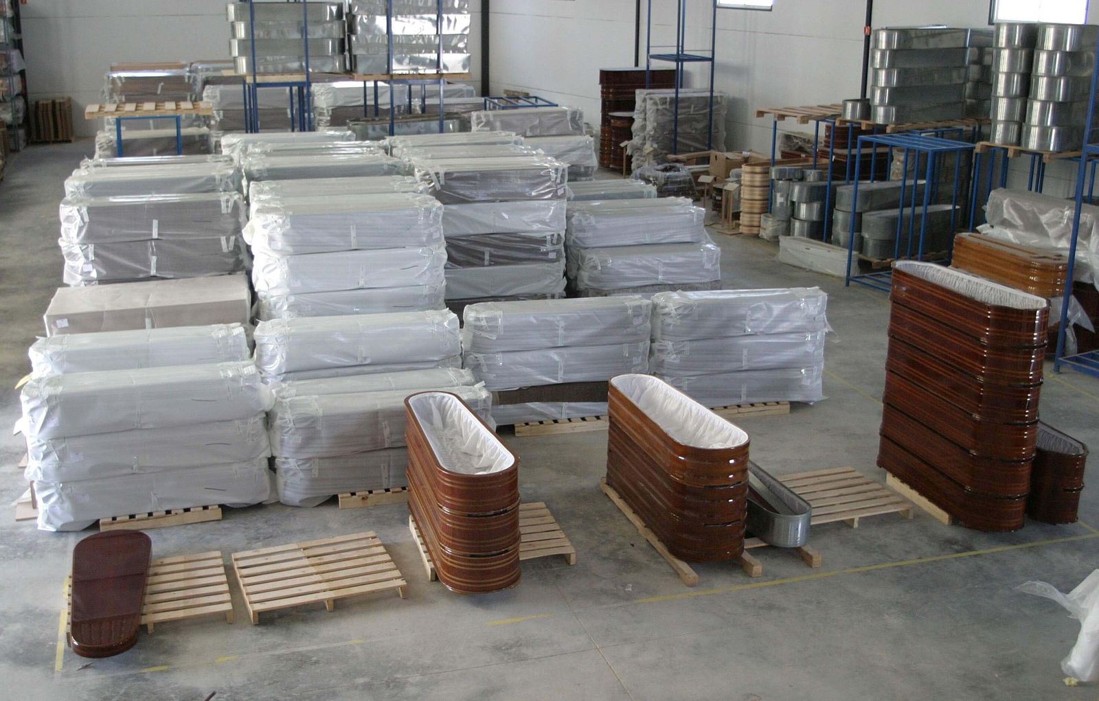 Ataúdes en una empresa fabricante.