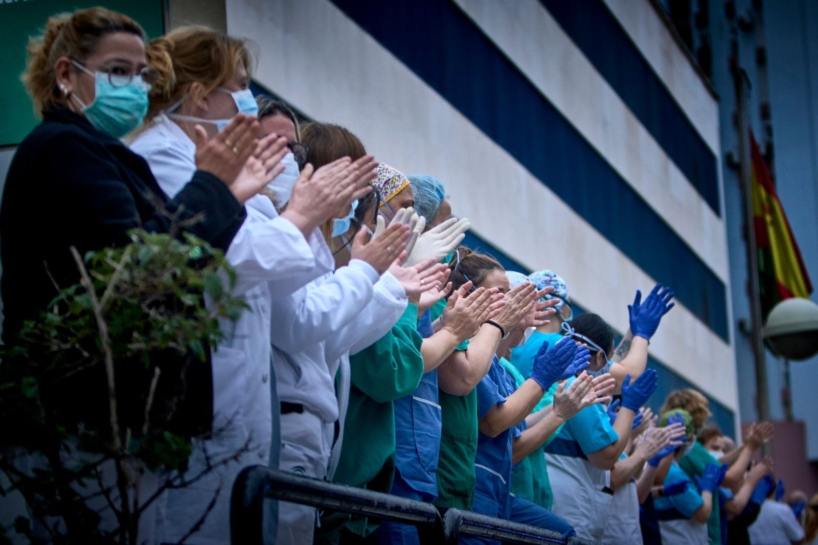Personal sanitario aplaudiendo a la entrada del Puerta del Mar.