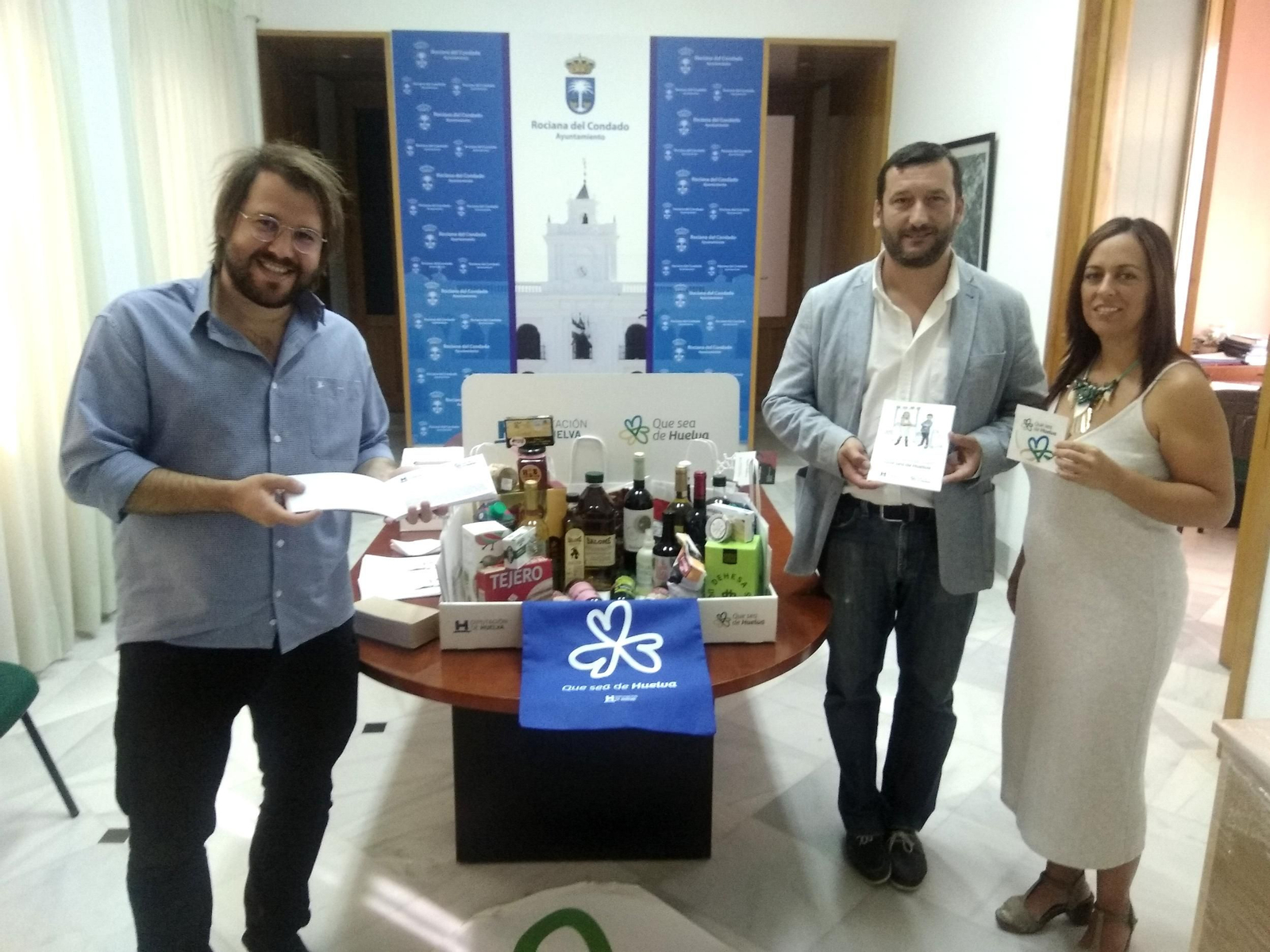 Visita promocional de la campaña 'Que sea de Huelva' en Rociana.