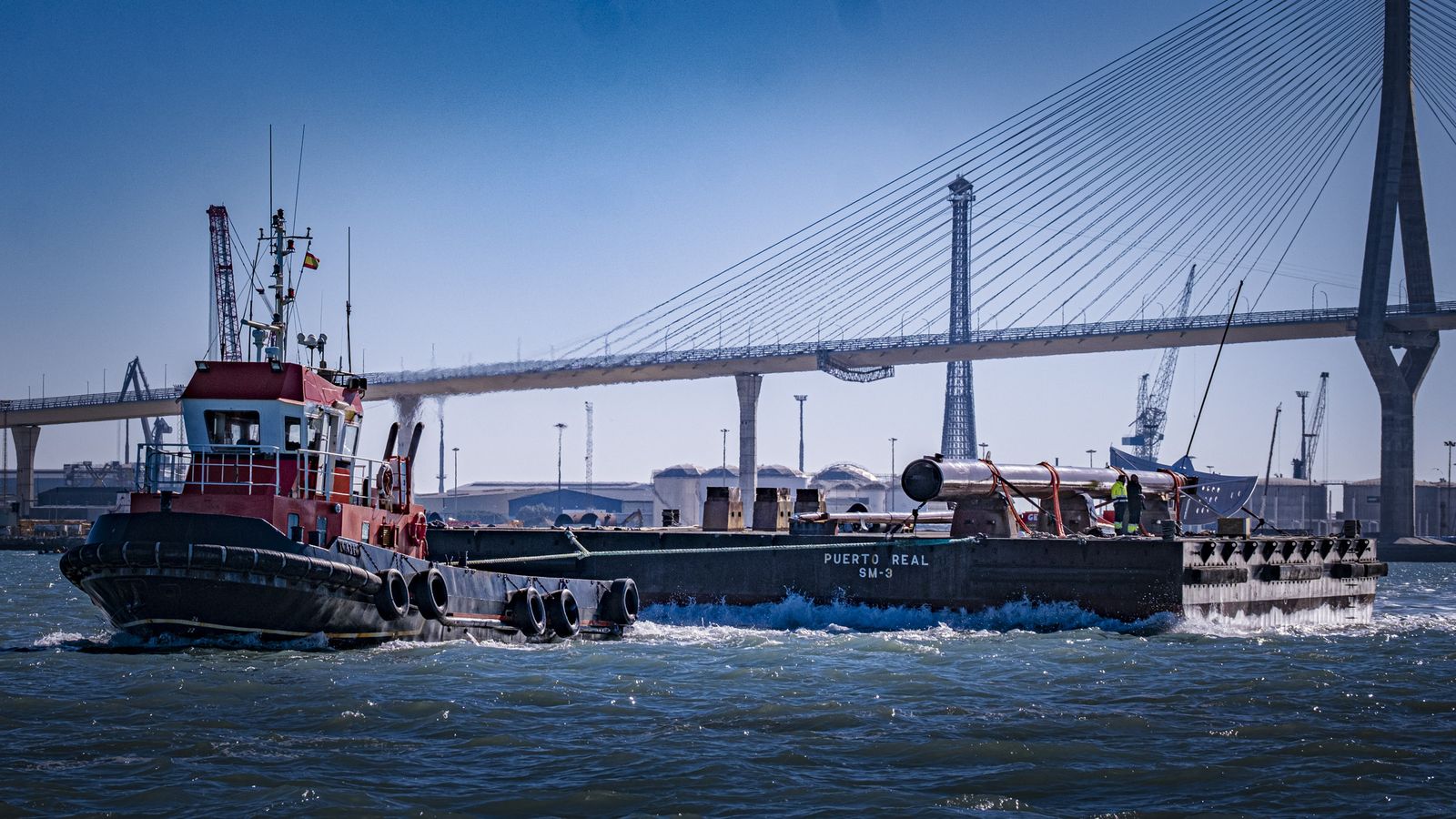 Las imágenes del  traslado por mar del mástil del buque escuela Juan Sebastian Elcano a la Punta de San Felipe