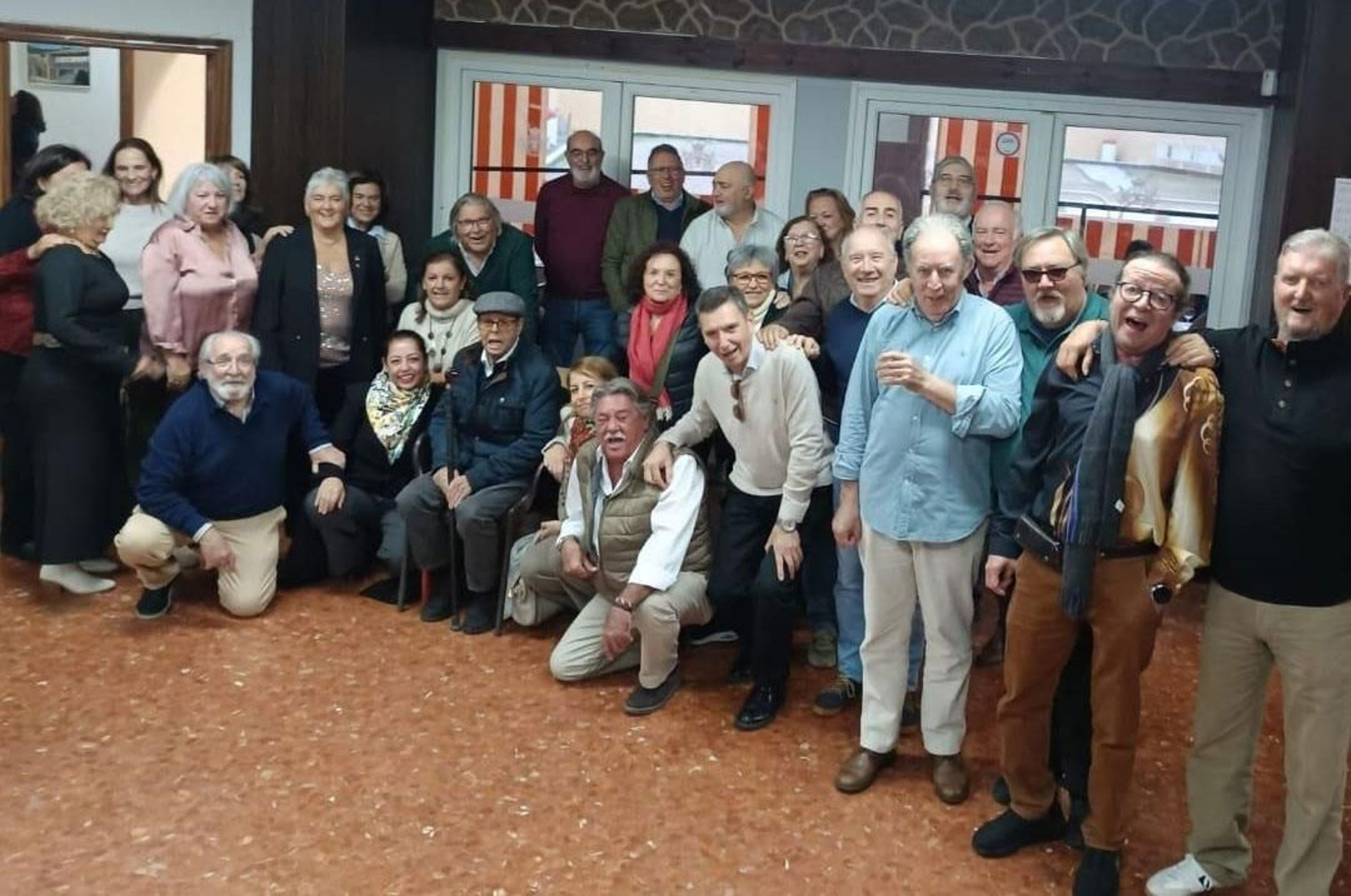 El homenajeado Enrique Gómez Freire ‘Kiko’, con el grupo de componentes del coro ‘La Mascarada’ durante la comida en el Centro Cántabro.