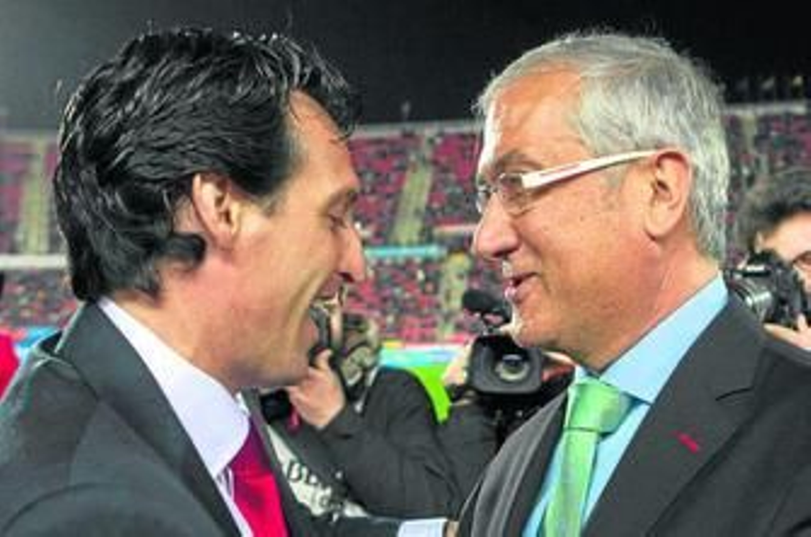 Unai Emery y Gregorio Manzano se saludan antes del inicio del encuentro de anoche en Mallorca.