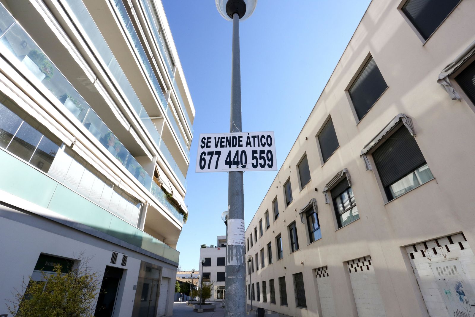 Retrospectiva de un anuncio de venta de una ático de segunda mano en una promoción de viviendas entre la zona de Divina Pastora y la calle Pizarro.