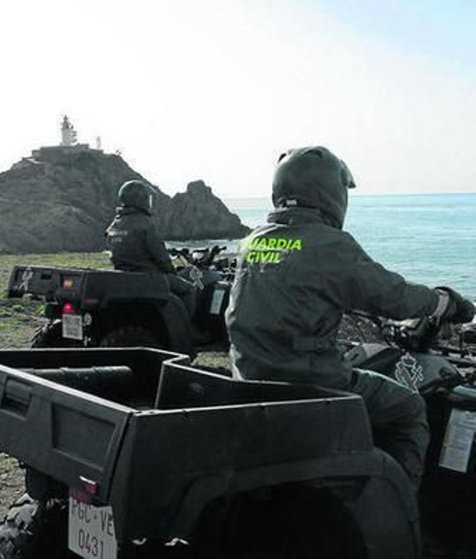 Un agente del Seprona de la Guardia Civil de patrulla en Cabo de Gata.