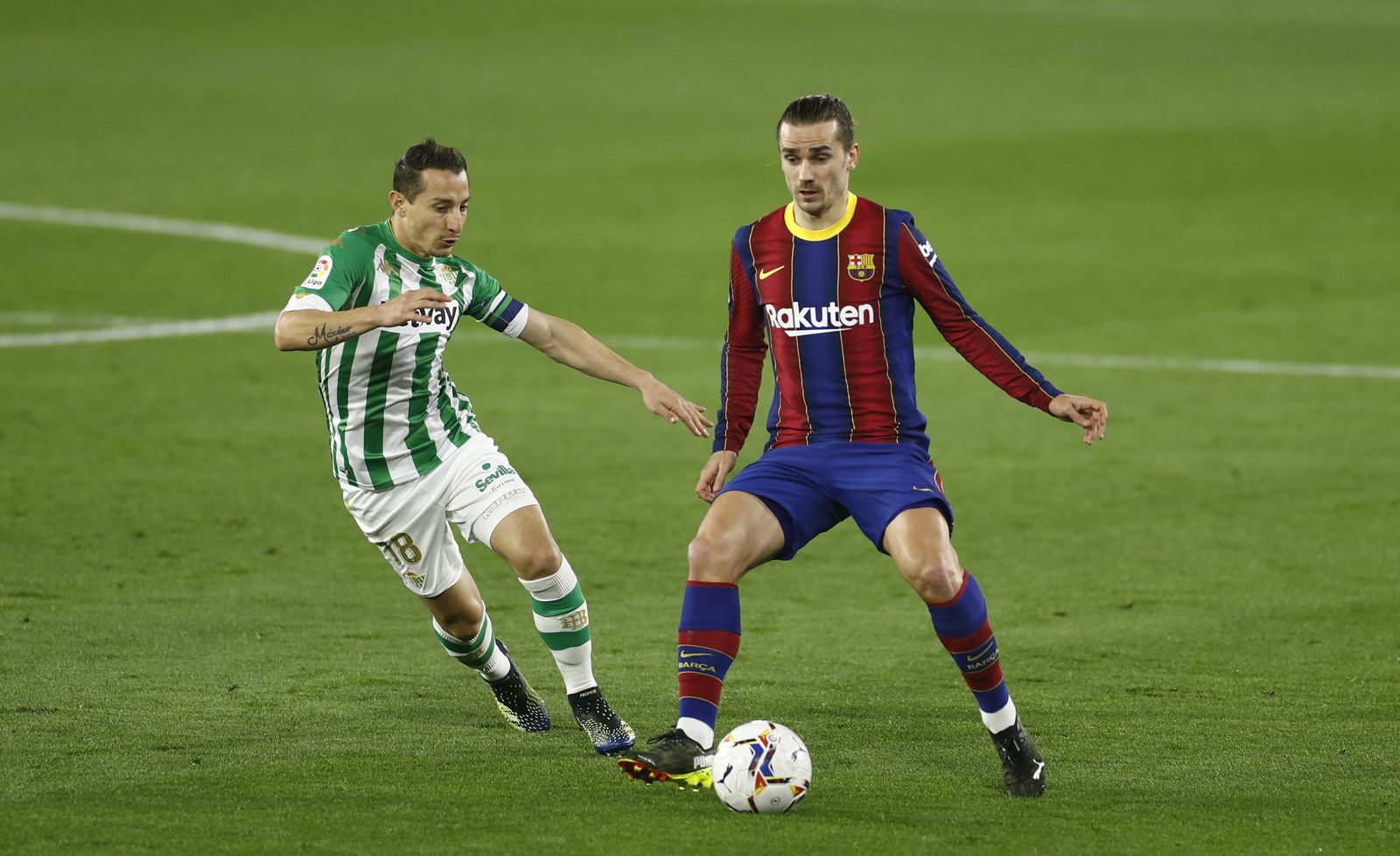 Guardado presiona a Griezmann en un lance del partido.
