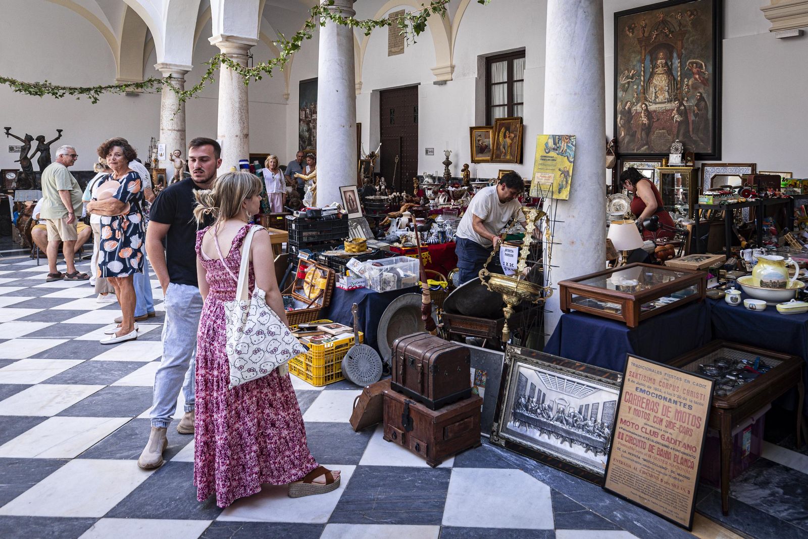 Imágenes del curioso mercadillo de antigüedades en el convento de Santo Domingo en Cádiz