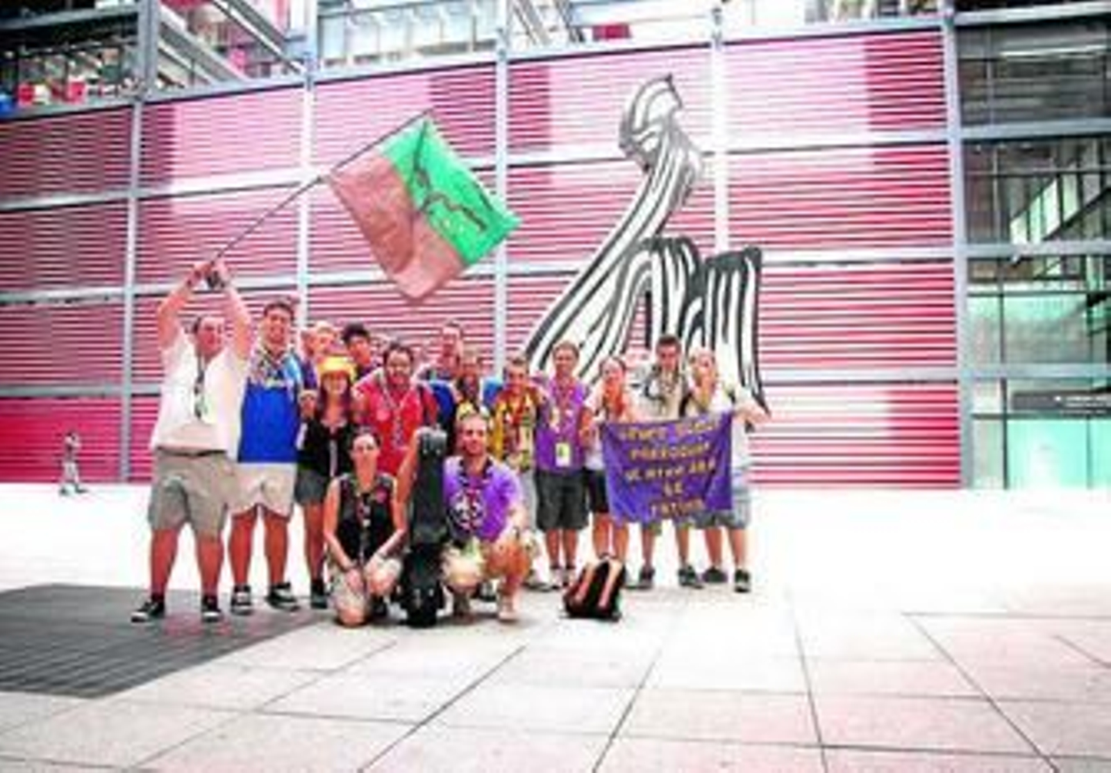 Un grupo de jóvenes jerezanos delante del Museo Reina Sofía.