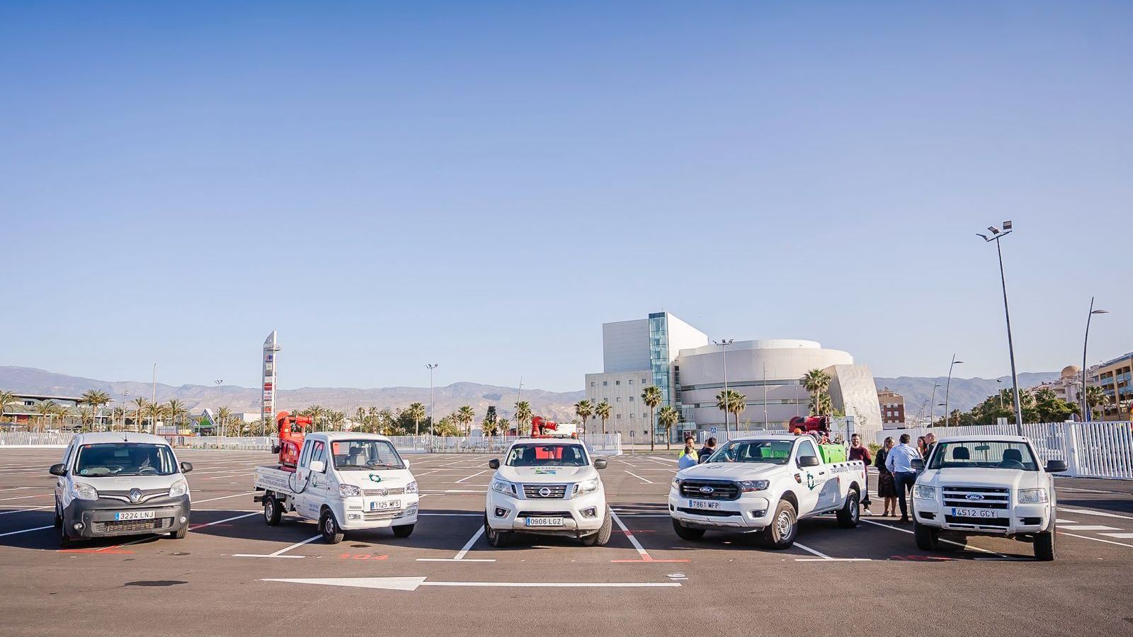 Vehículos motorizados que se suman al operativo antimosquitos de Roquetas.