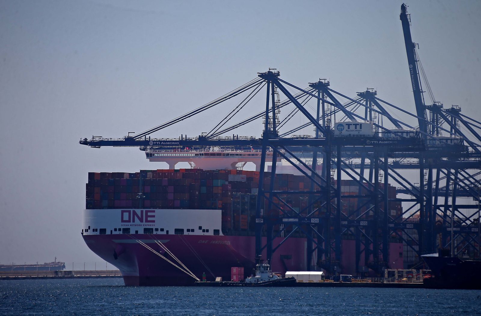 Fotos de la visita del buque ' One Innovation', el tercer portacontenedores más grande del mundo, en Algeciras