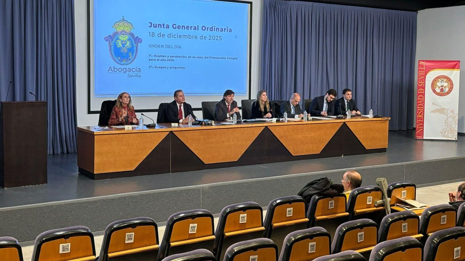 Panorámica de la mesa presidencial, con el decano Óscar Fernández León en el centro, durante la junta de este jueves.