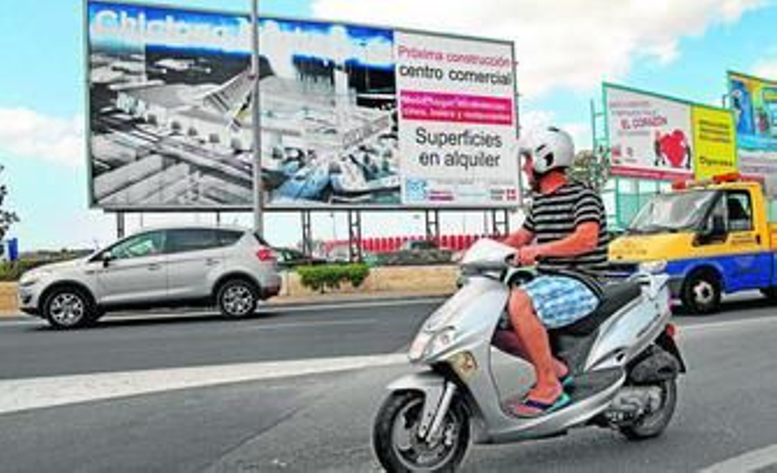 Cartel que aún anuncia el desarrollo de la actuación en los terrenos de La Longuera.