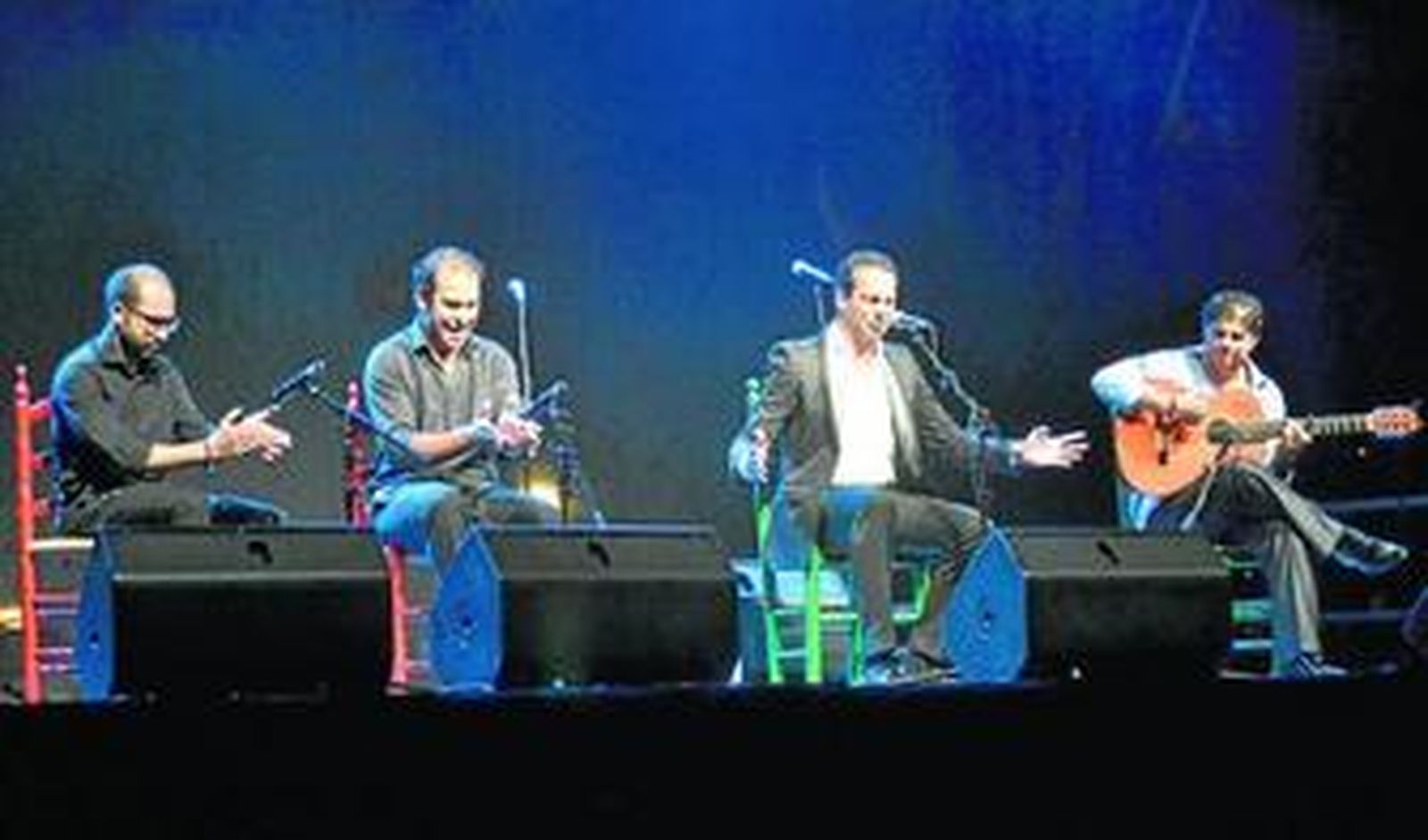 Jesús Méndez y el guitarrista Manuel Valencia anoche en el Parque María Cristina.