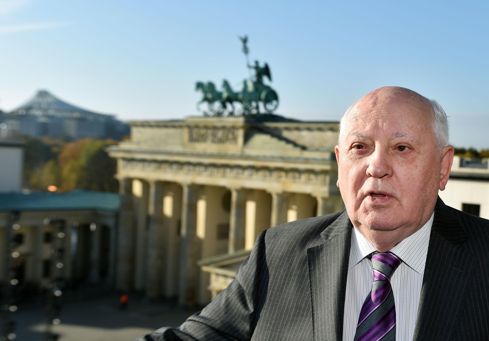 Gorbachov, en la Puerta de Brandenburgo, en Berlín.