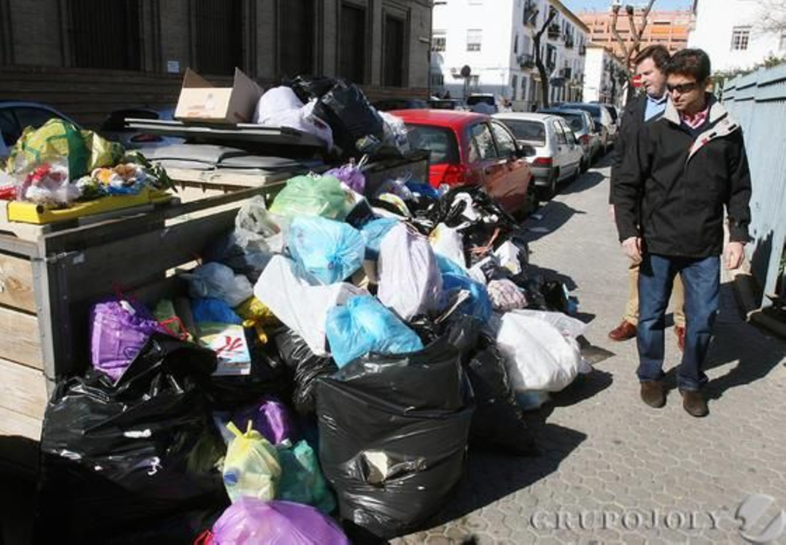 Montañas de basura se acumulan por las calles de Sevilla.

Foto: José Ángel García