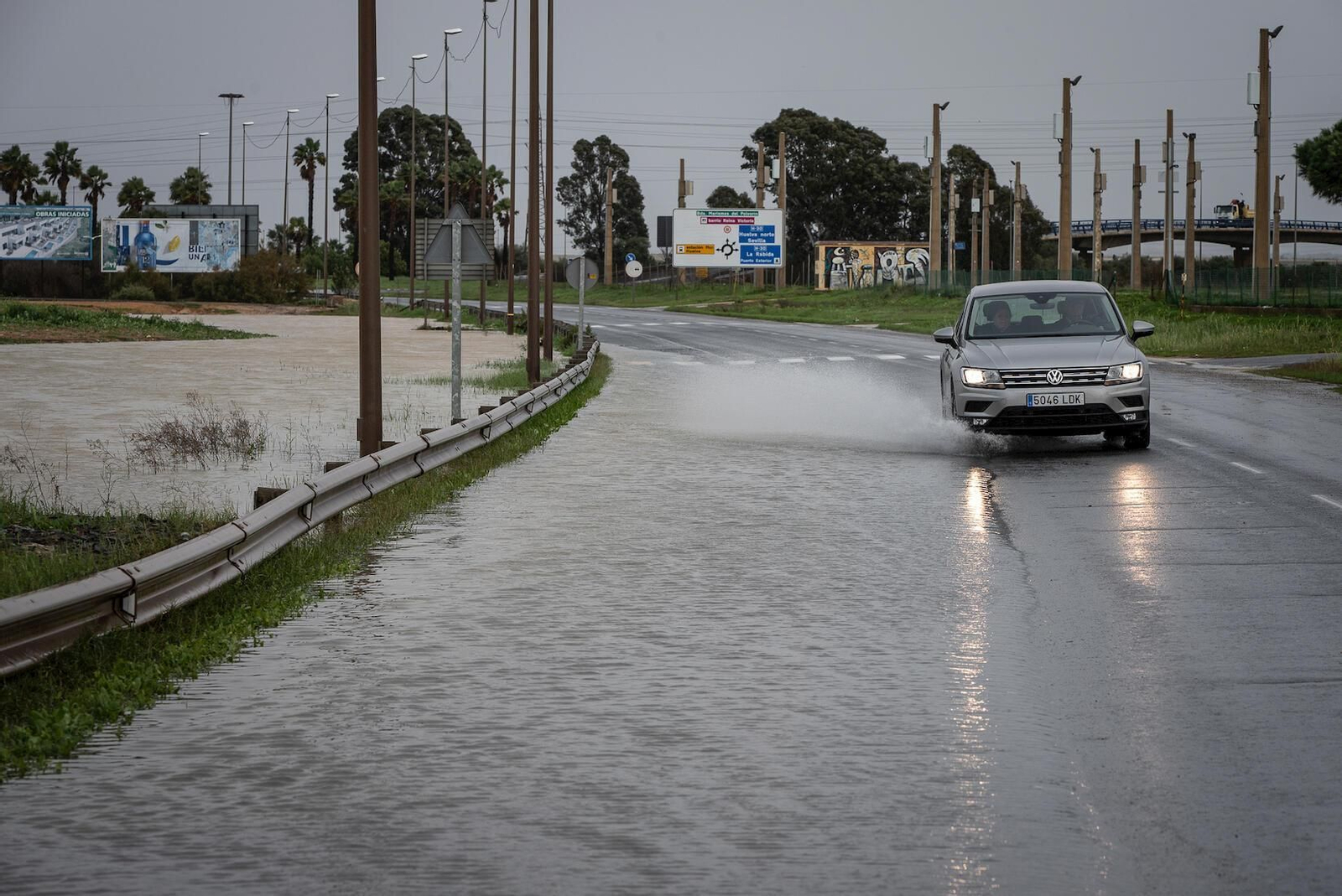 Grandes charcos en las inmediaciones del recinto Colombino.