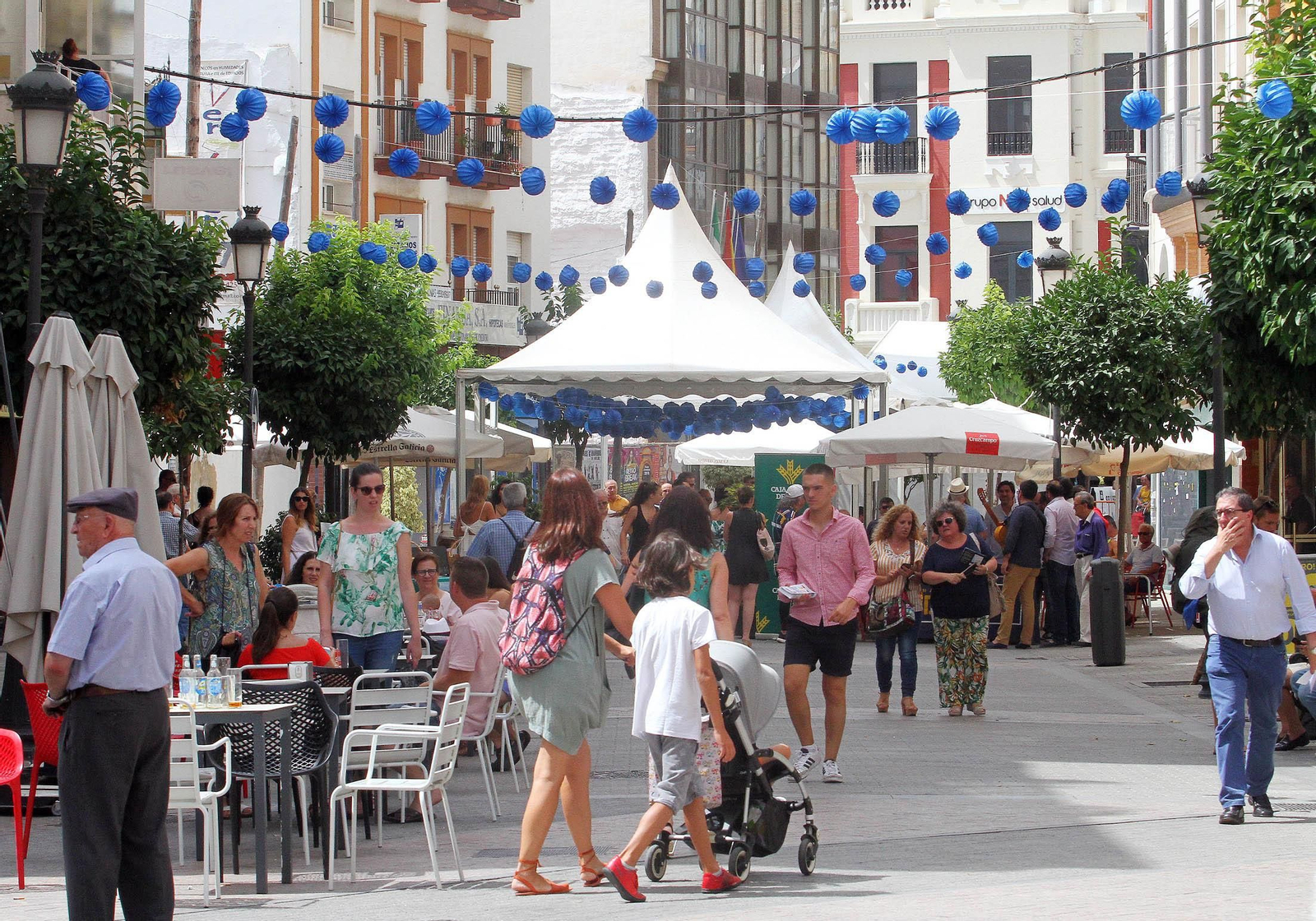 Imágenes de las Colombinas de día de la calle Marina