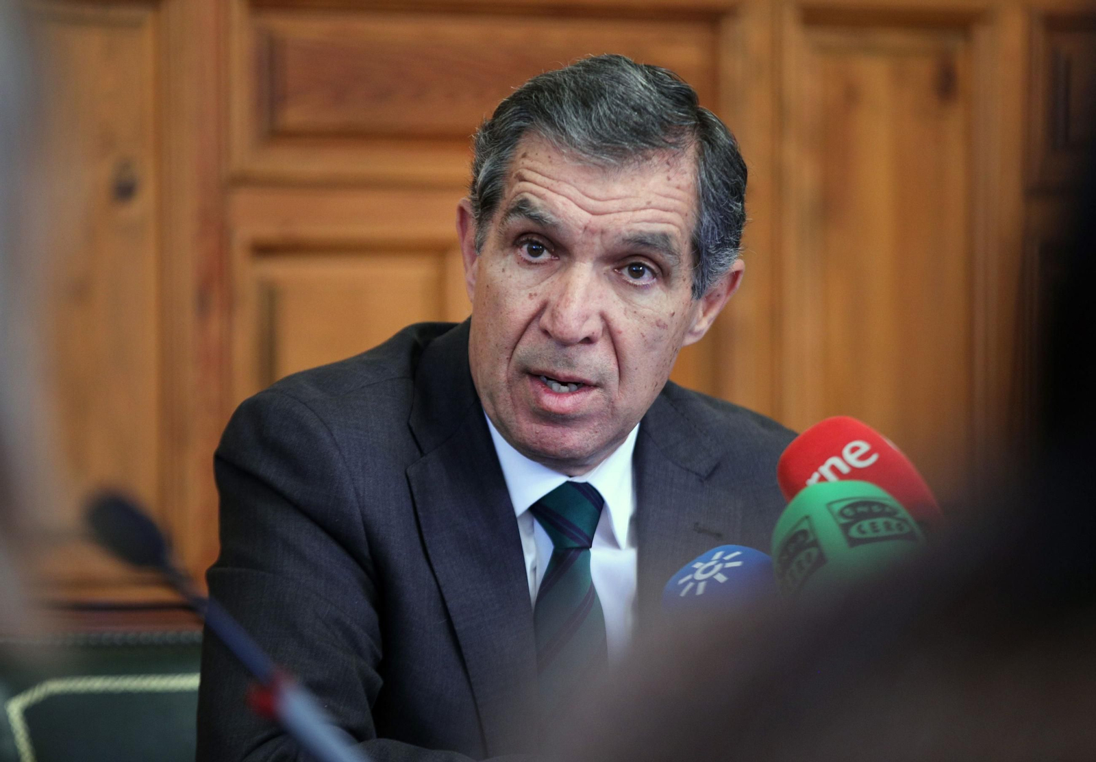 El presidente del TSJA, Lorenzo del Río, durante la presentación del informe.