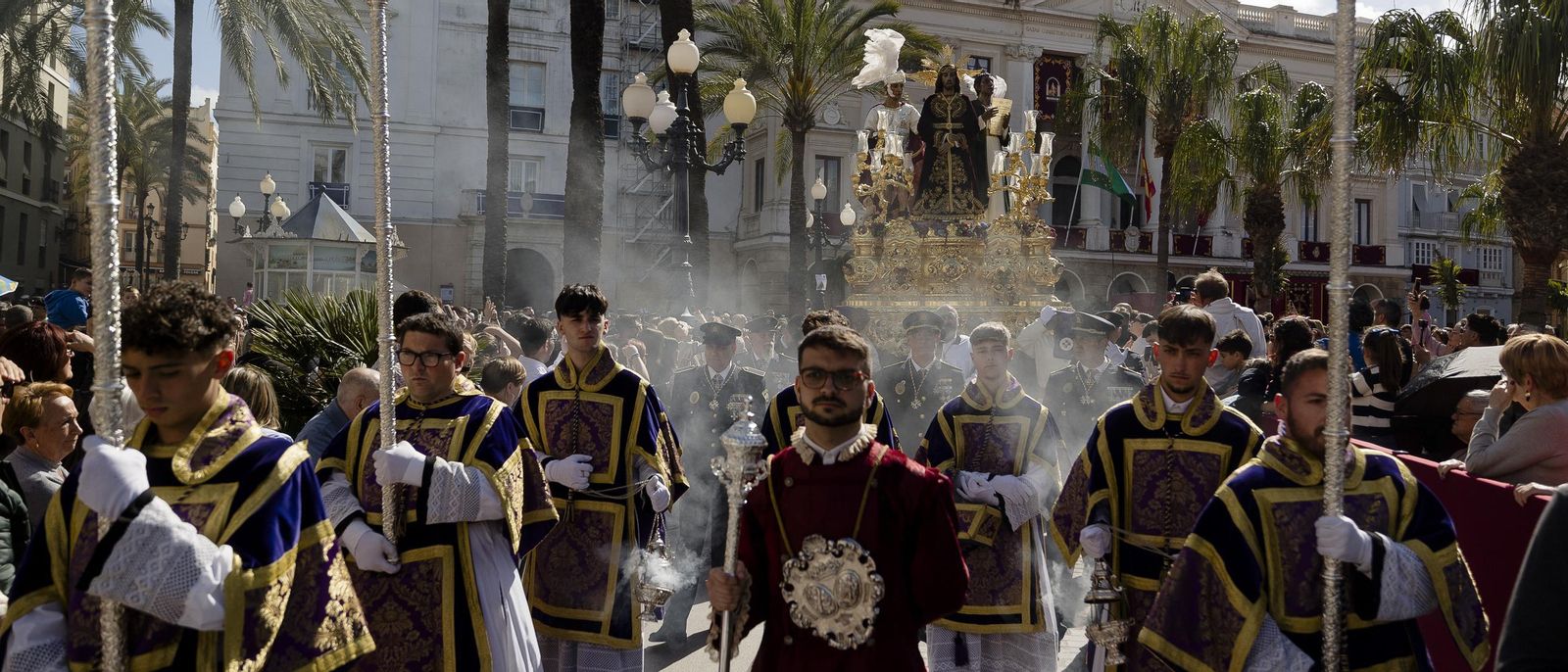 Imágenes de la salida de Sentencia en la Semana Santa de Cádiz 2025