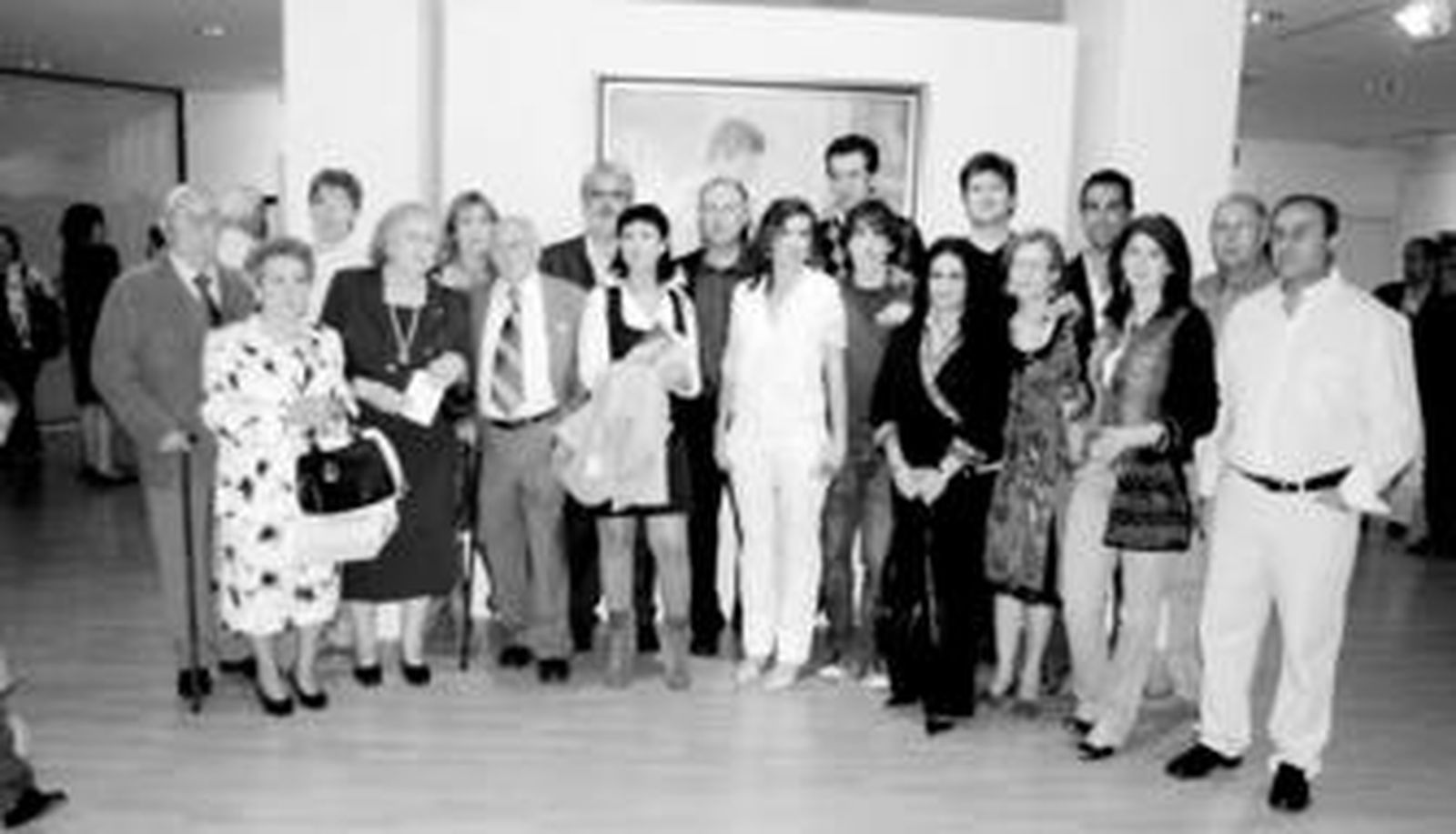 Diego Domínguez junto a su esposa con sus hijos y nietos en el Centro Cultural de CajaGranada.