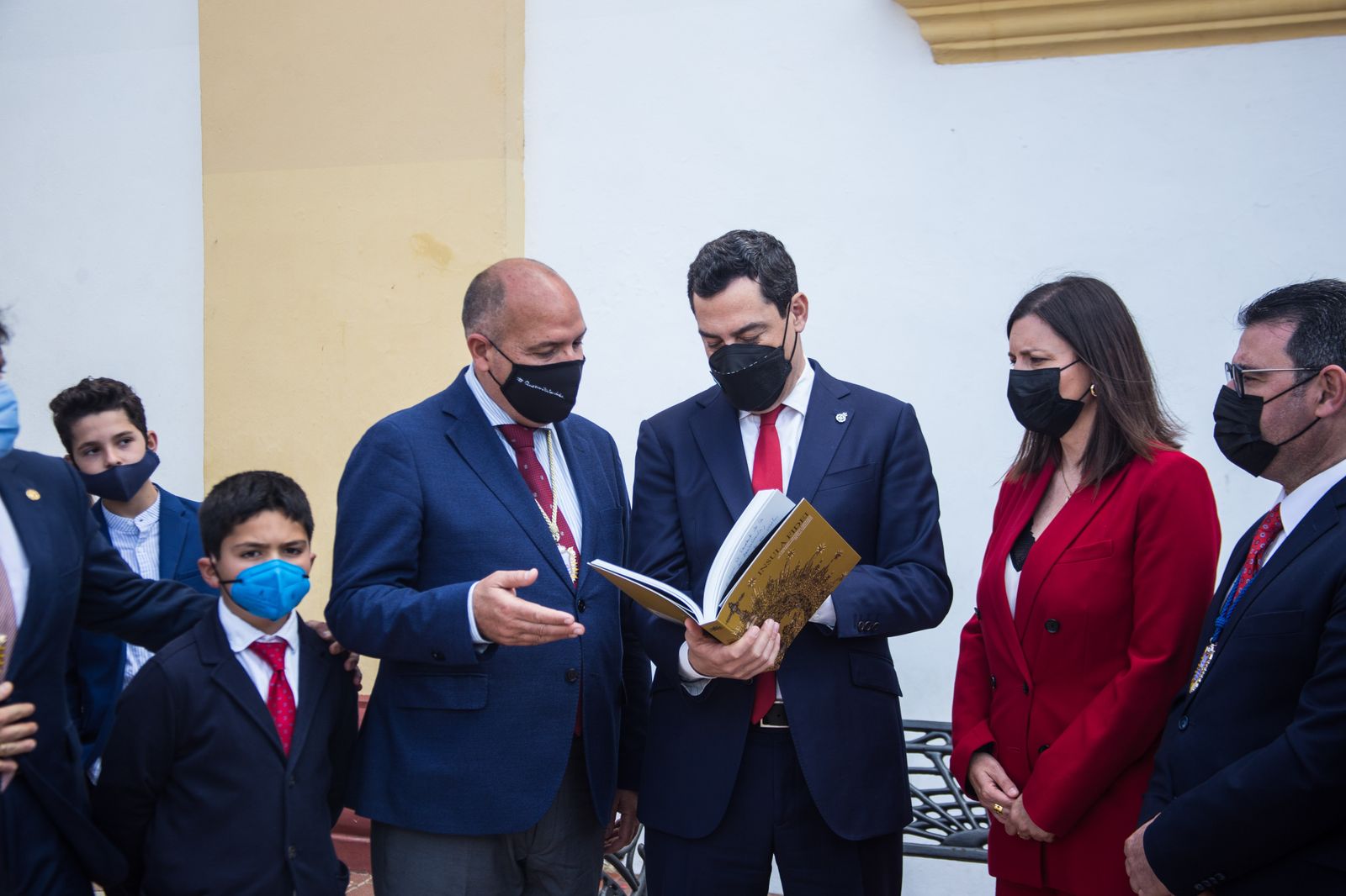 Así ha sido la visita del presidente de la Junta a las hermandades del Lunes Santo de San Fernando