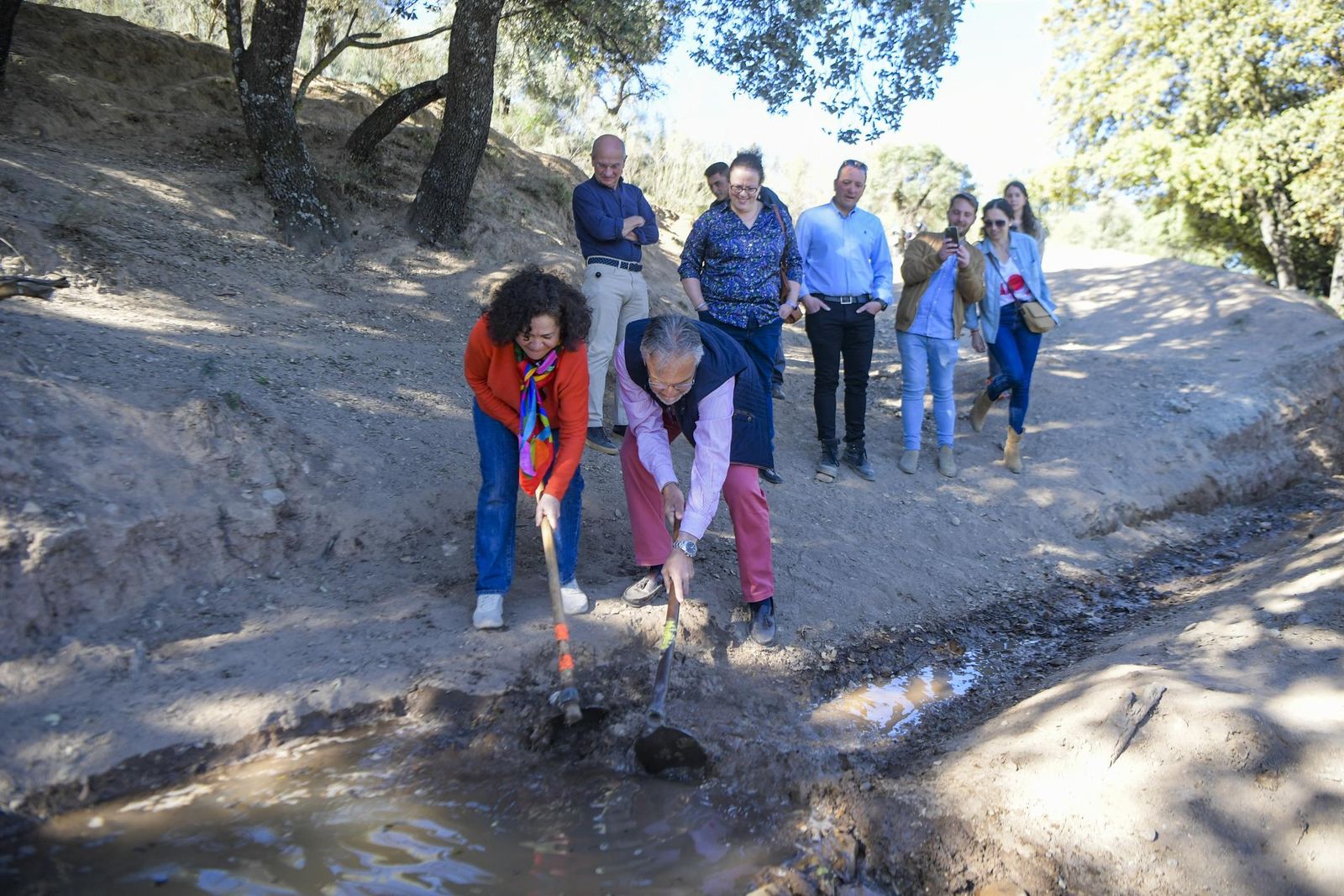 Momento de inauguración de la acequia por la rectora, Pilar Aranda.