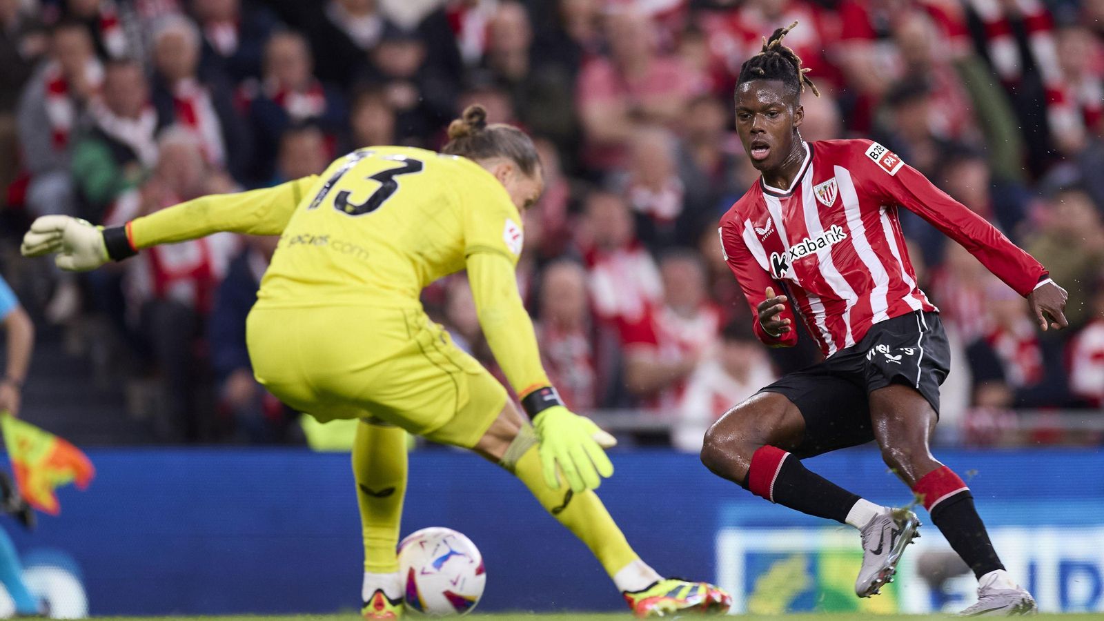 Nyland le saca el pie a Nico Williams en un mano a mano que salvó.