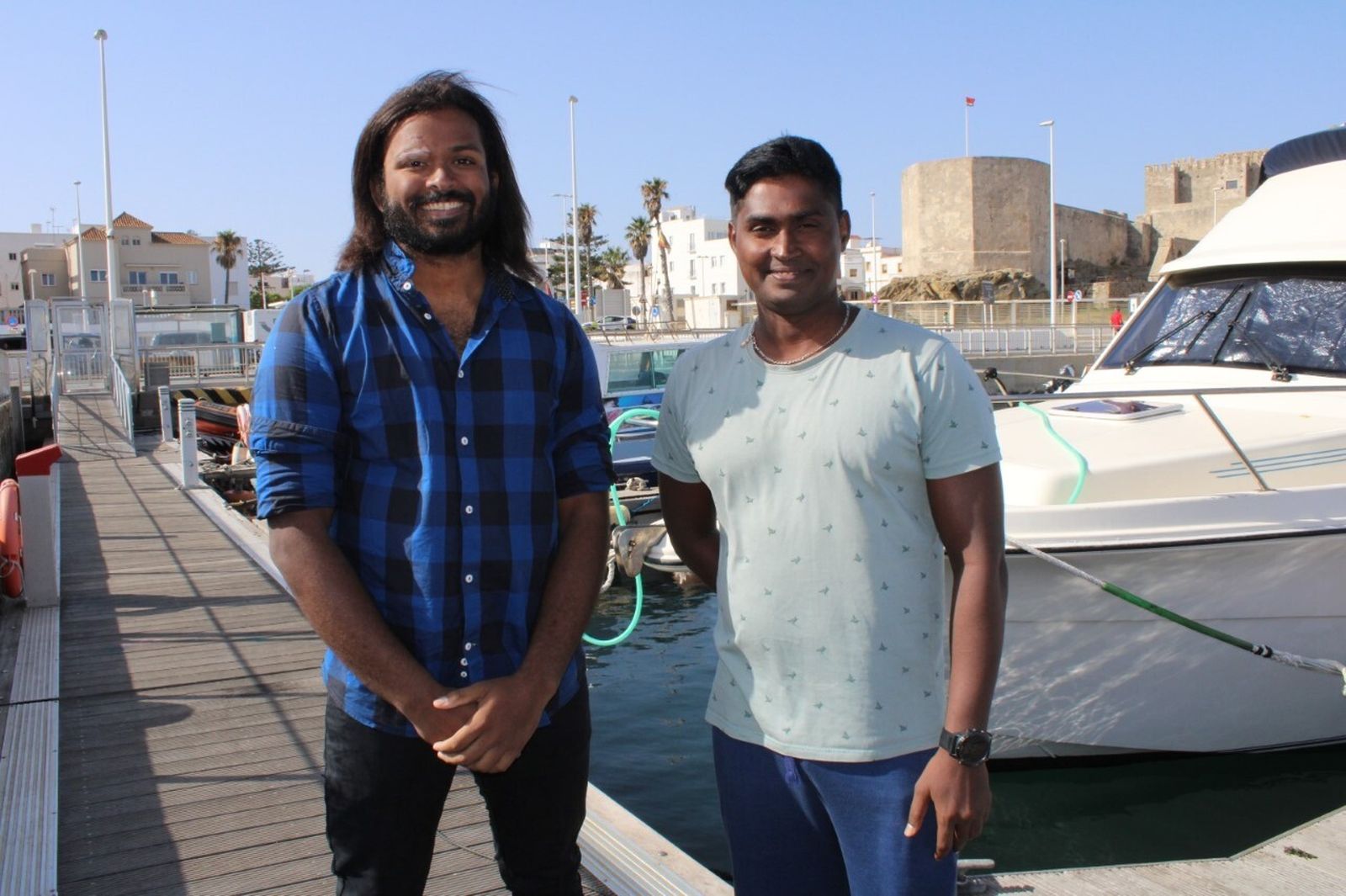 Los dos nadadores, a su regreso al puerto de Tarifa