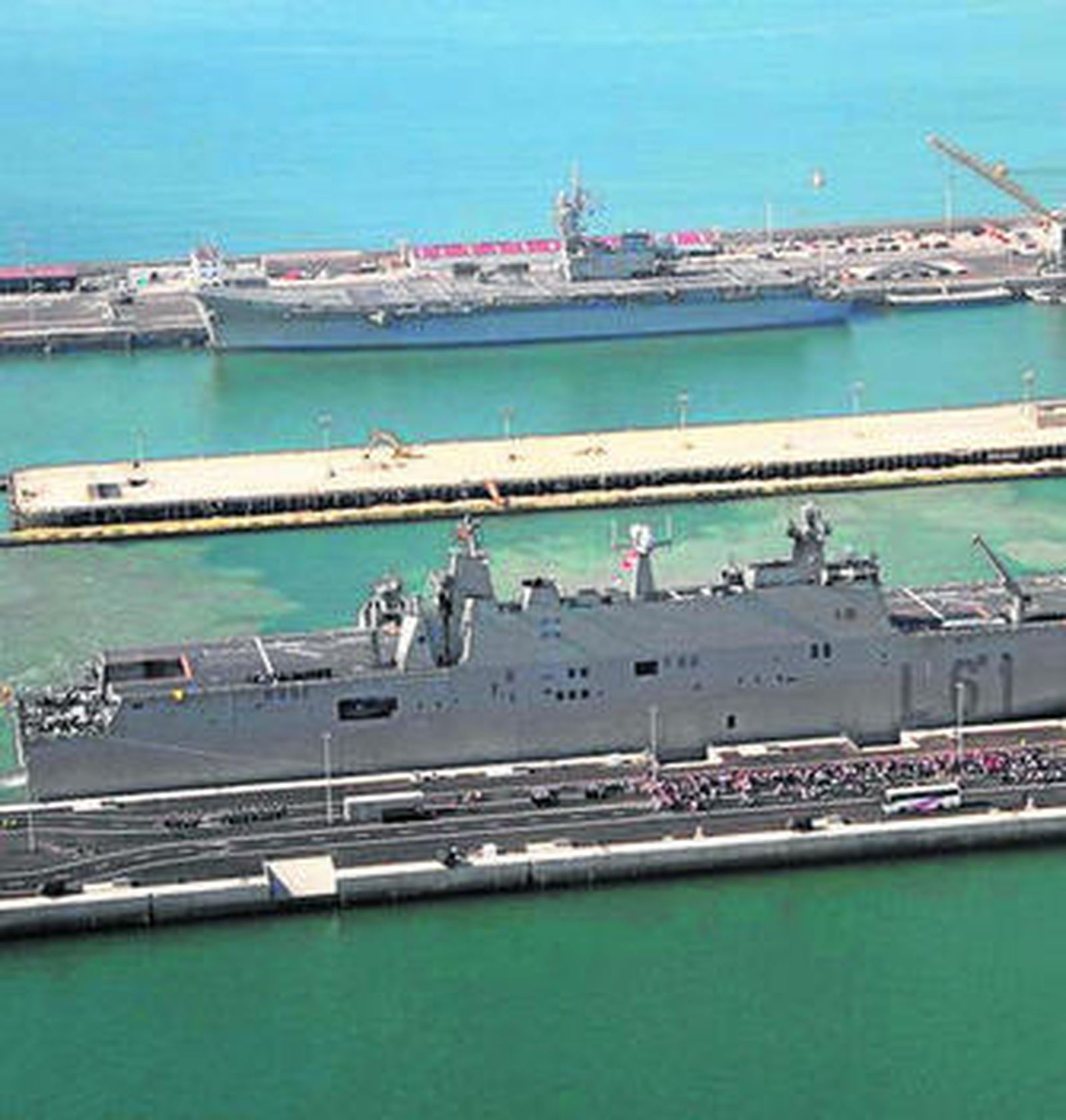 El portaaviones, al fondo atracado en Rota, con el 'Juan Carlos I' delante.