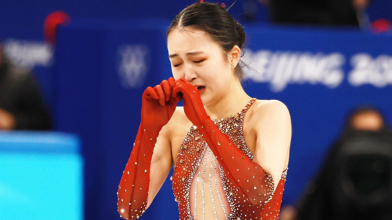 Zhu Yi llora en la misma pista de patinaje tras su ejercicio.