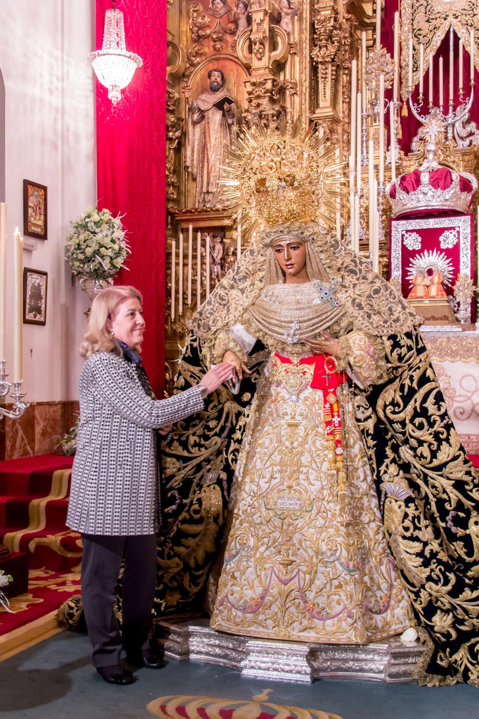Loli con la Virgen de la Esperanza en uno de los besamanos