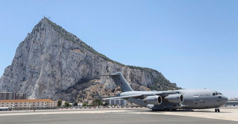 El enorme avión militar C-17 de la RAF despega de Gibraltar en una jornada de intensa actividad militar
