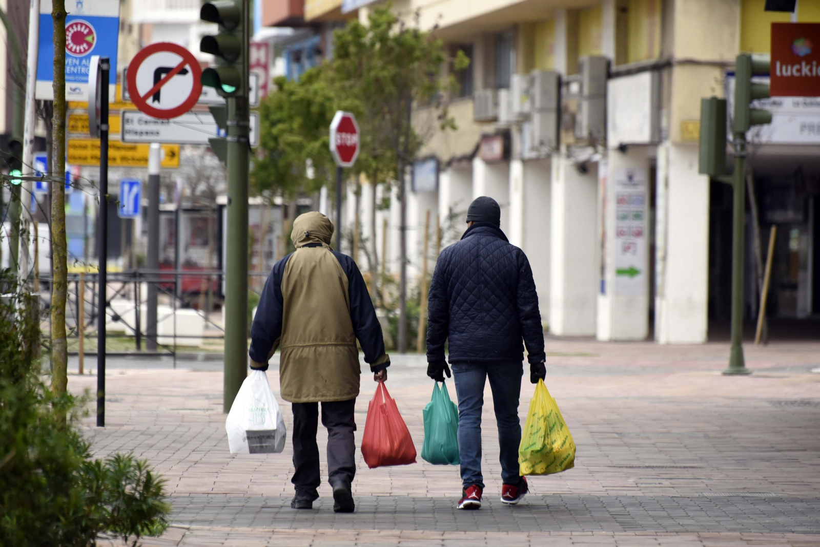 Dos personas con bolsas de la compra, en Algeciras.