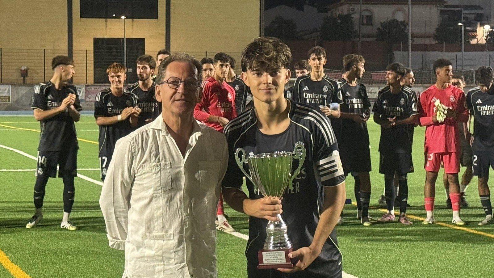 El concejal de deportes de Cabra, Paco Casas, entrega el trofeo al capitán madridista.