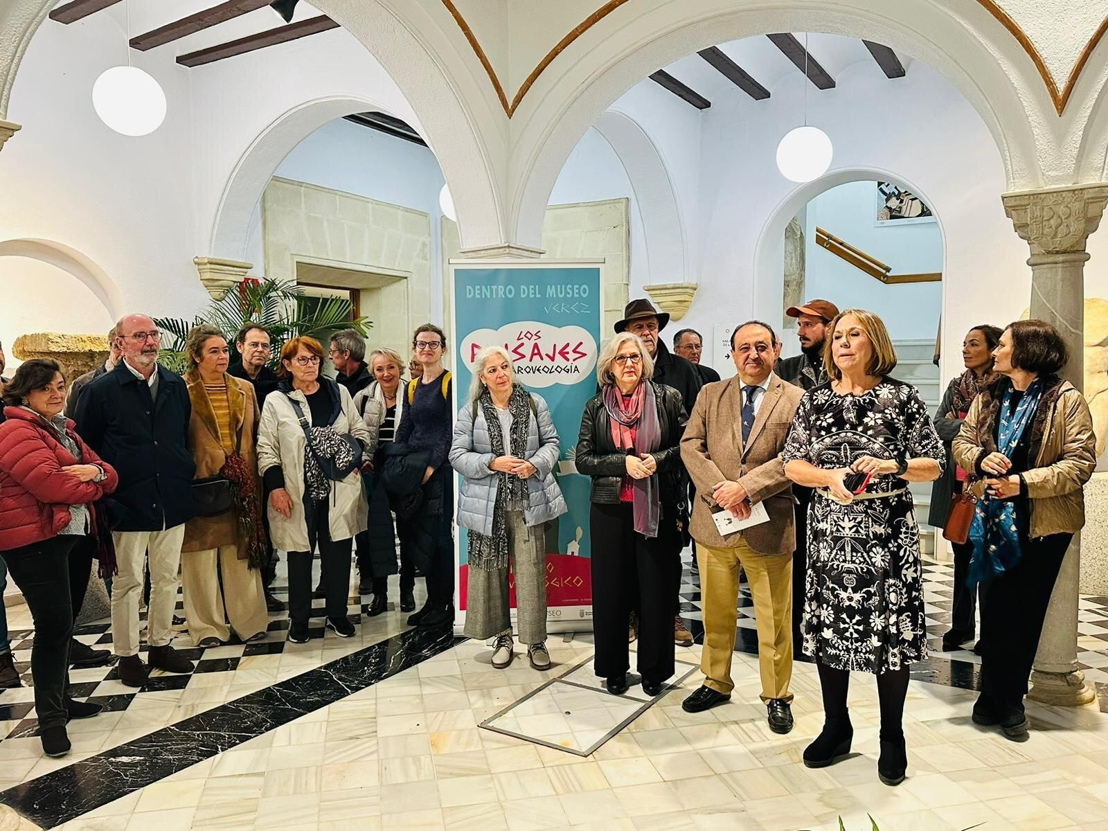 Francisco Zurita y Luisa Porras, junto a os 25 artistas que conforman la exposición durante la inauguración