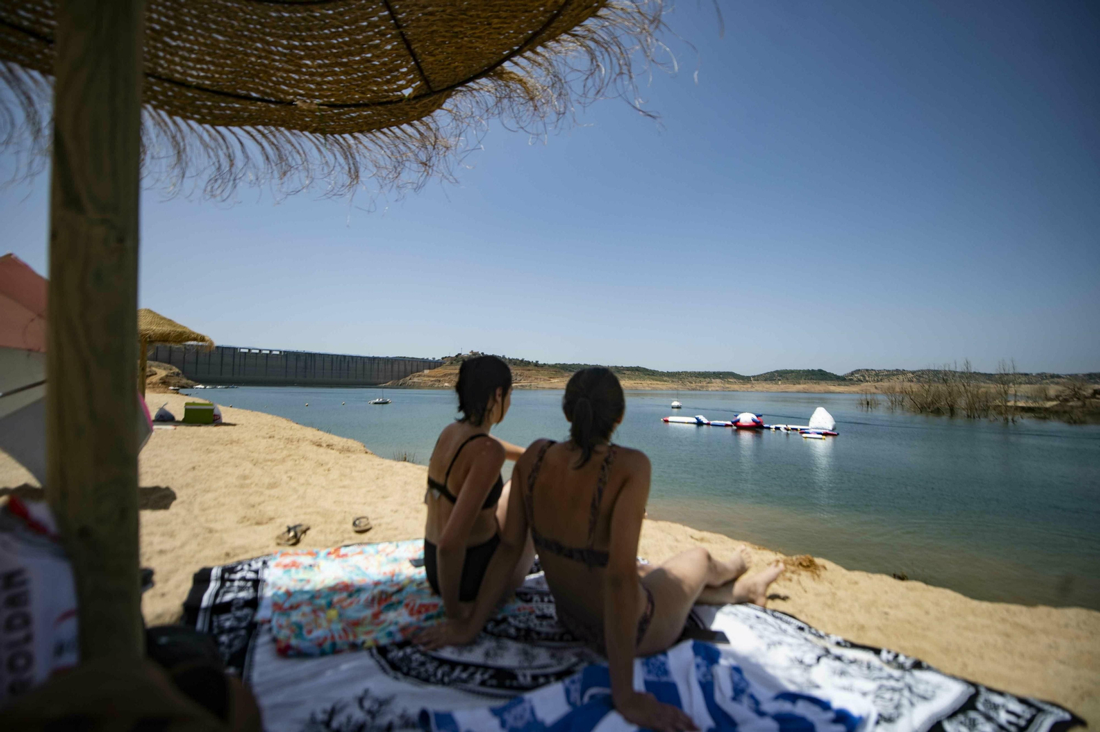 Unas bañistas en la playa de La Breña, en Almodóvar del Río.